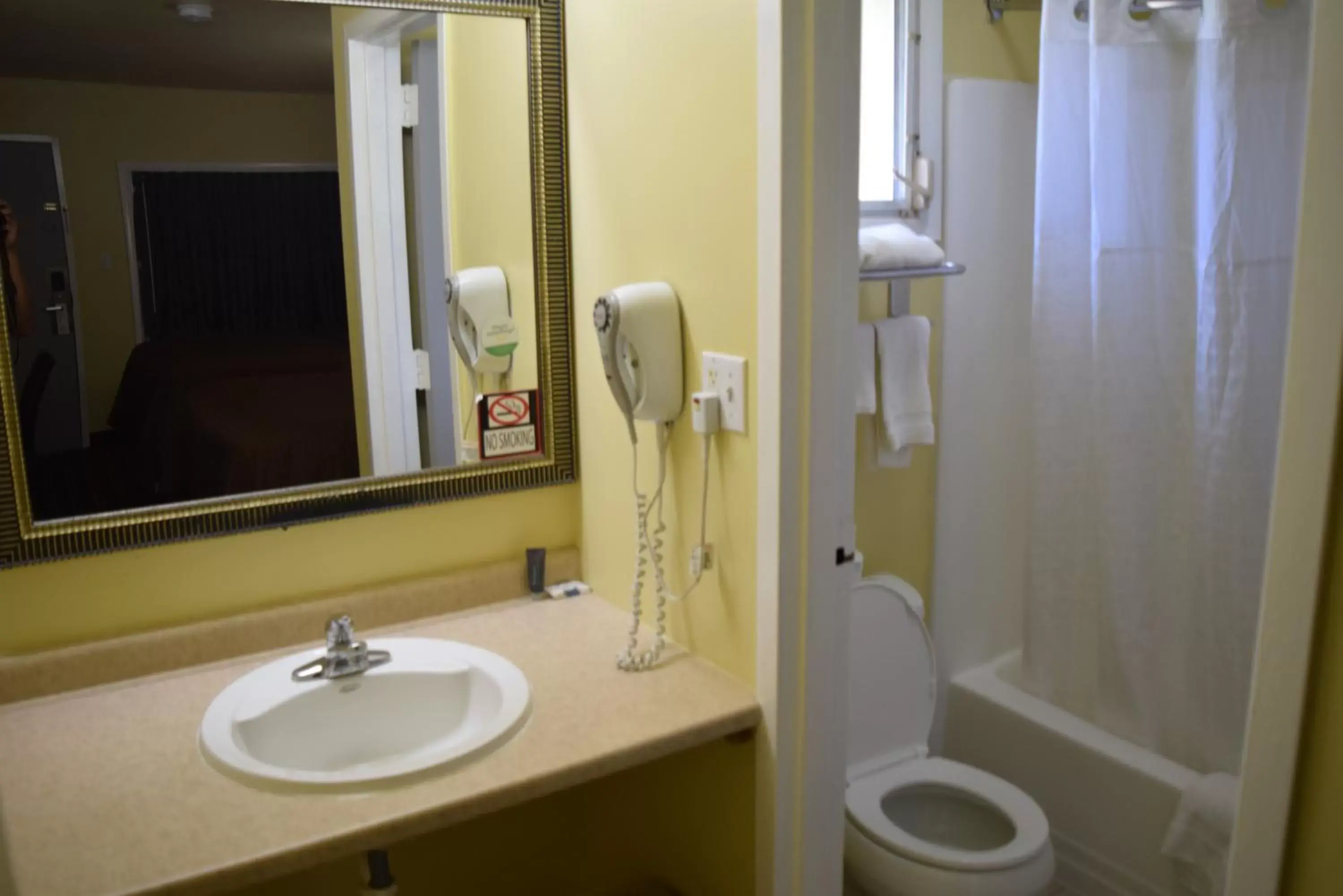 Bathroom in White Oaks Motel Pennsville/Carneys Point