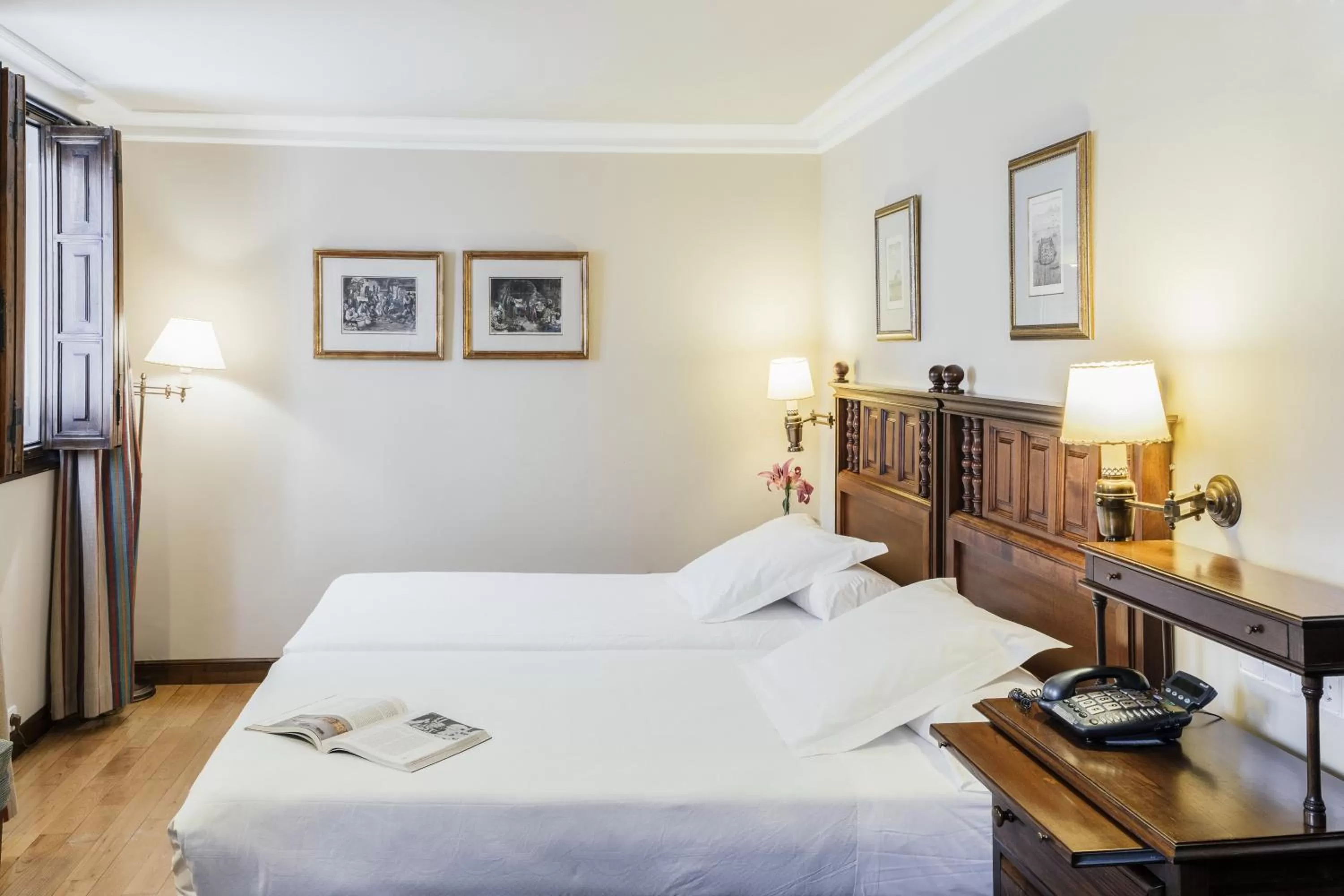 Photo of the whole room, Bed in Parador de Ferrol