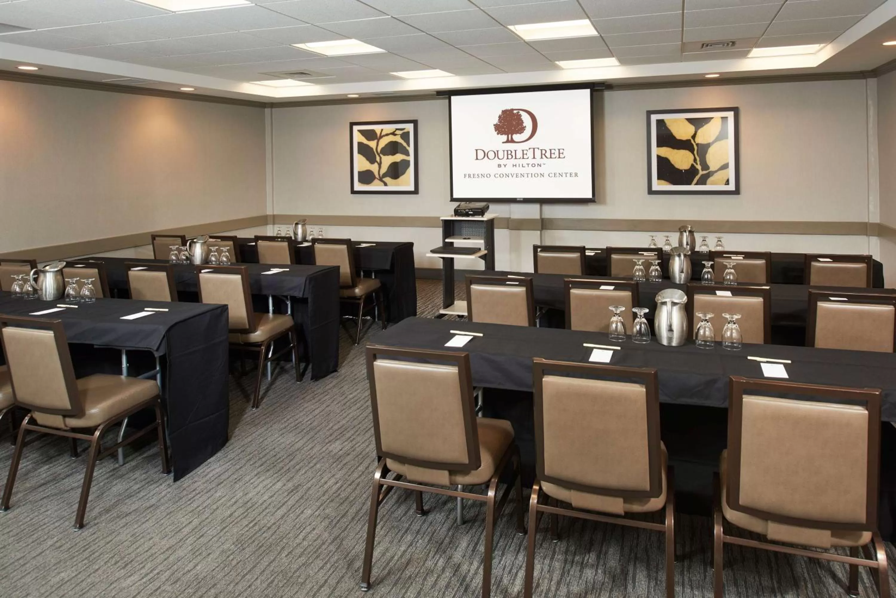 Meeting/conference room in DoubleTree by Hilton Fresno Convention Center