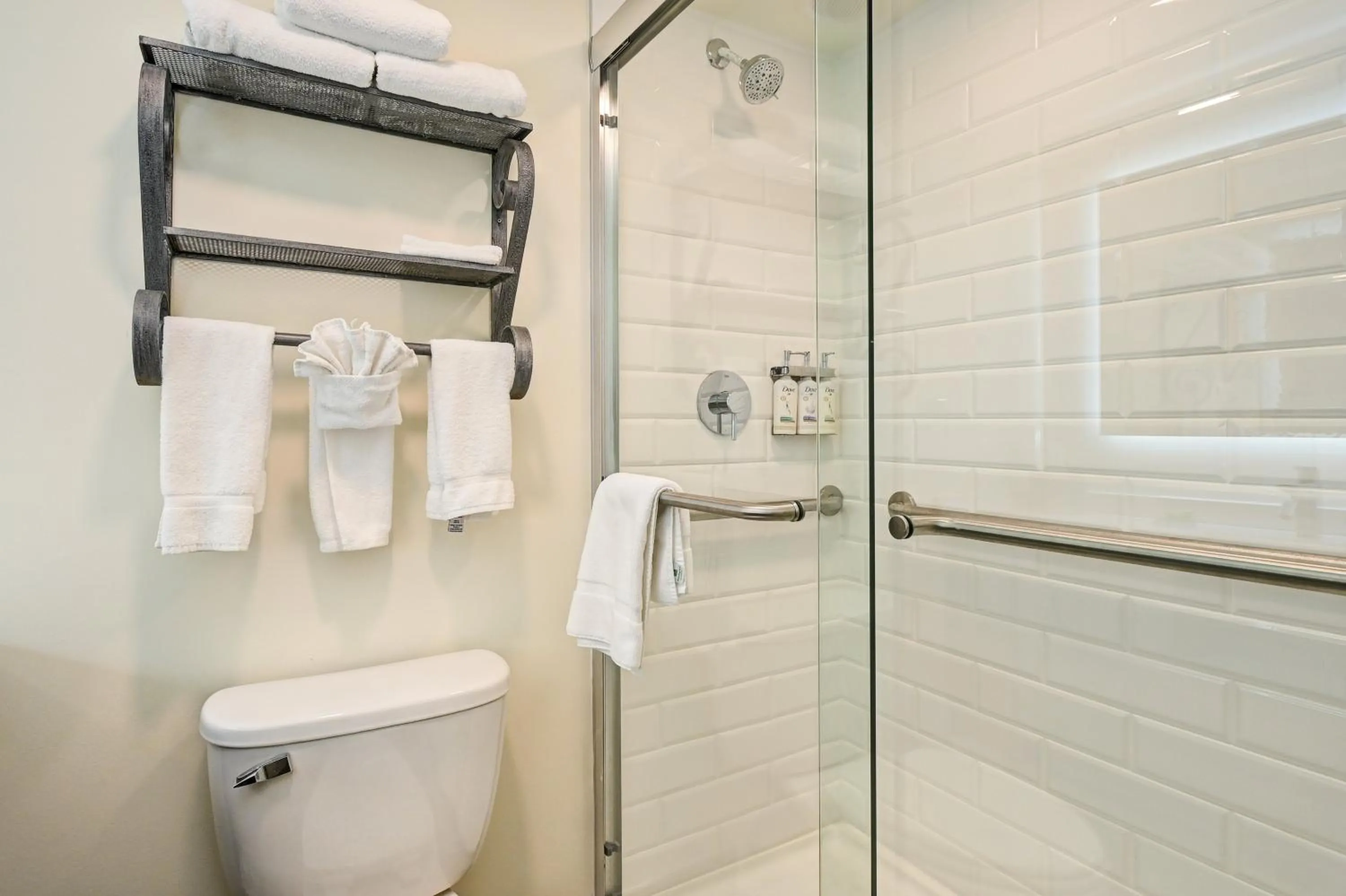 Bathroom in Holiday Inn - Piscataway - Somerset by IHG