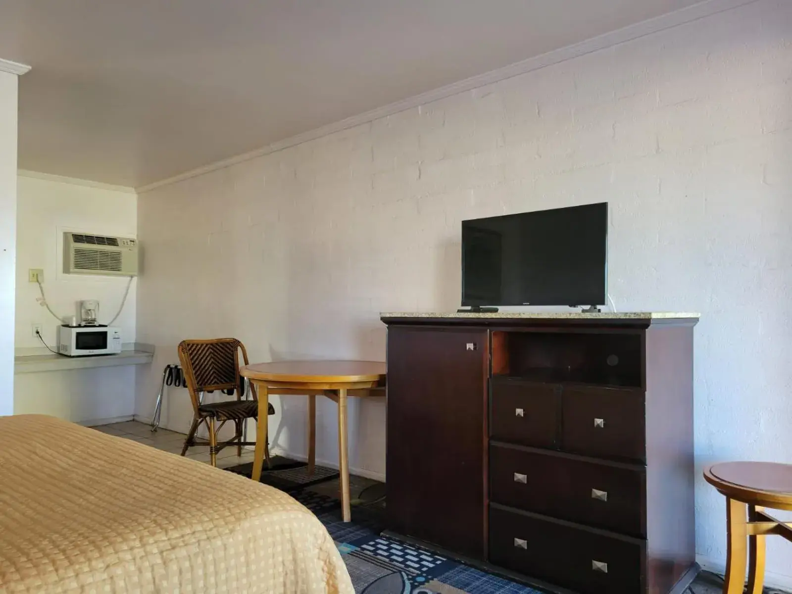 Bedroom, TV/Entertainment Center in Emerald Inn & Lounge