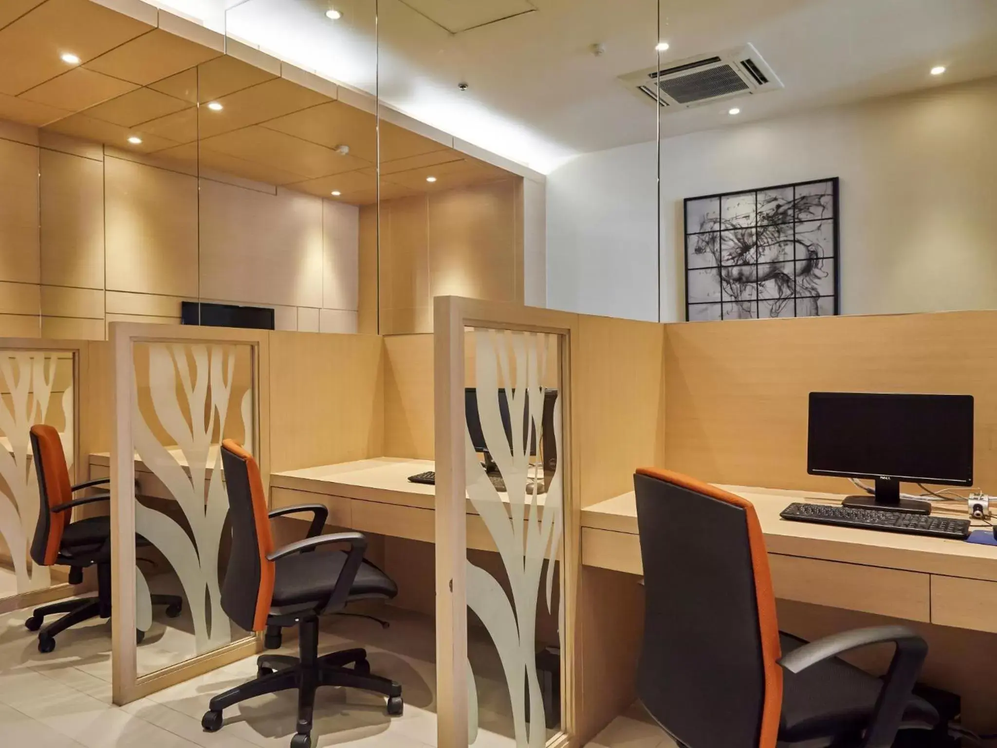 Business facilities, Business Area/Conference Room in Maple Hotel