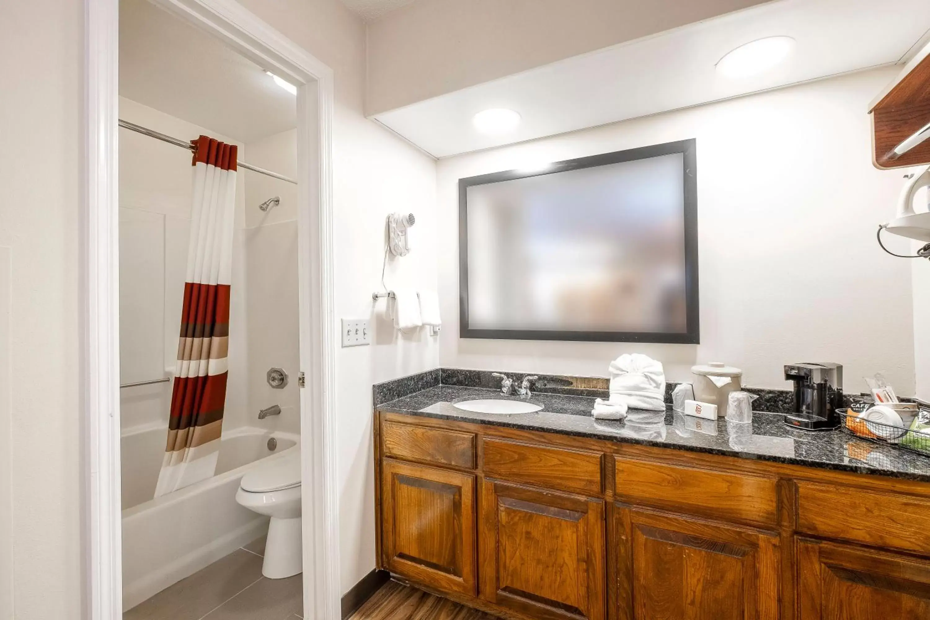 Bathroom in Red Roof Inn & Suites Calhoun