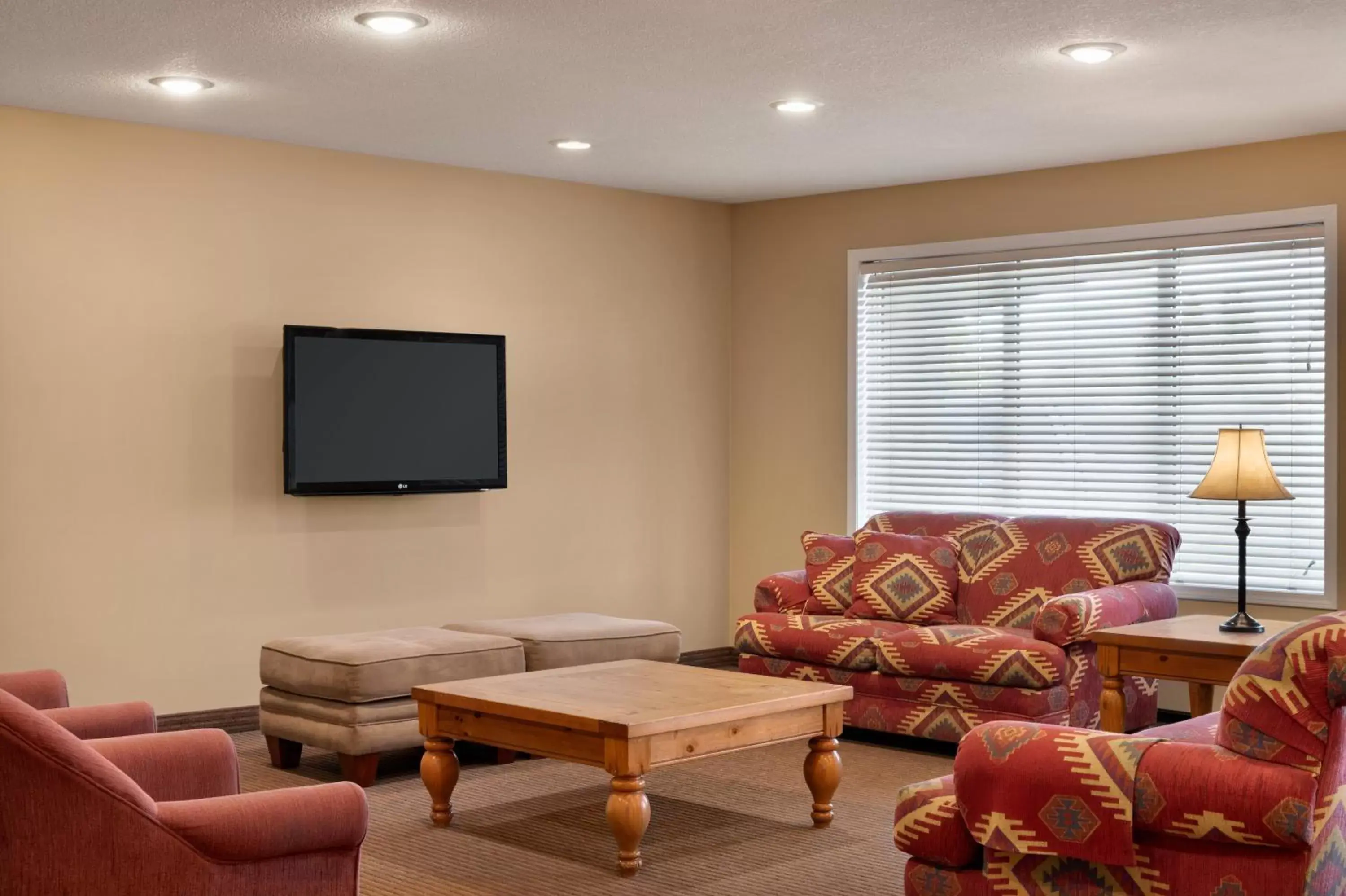 Communal lounge/ TV room, Seating Area in Travelodge by Wyndham Edson