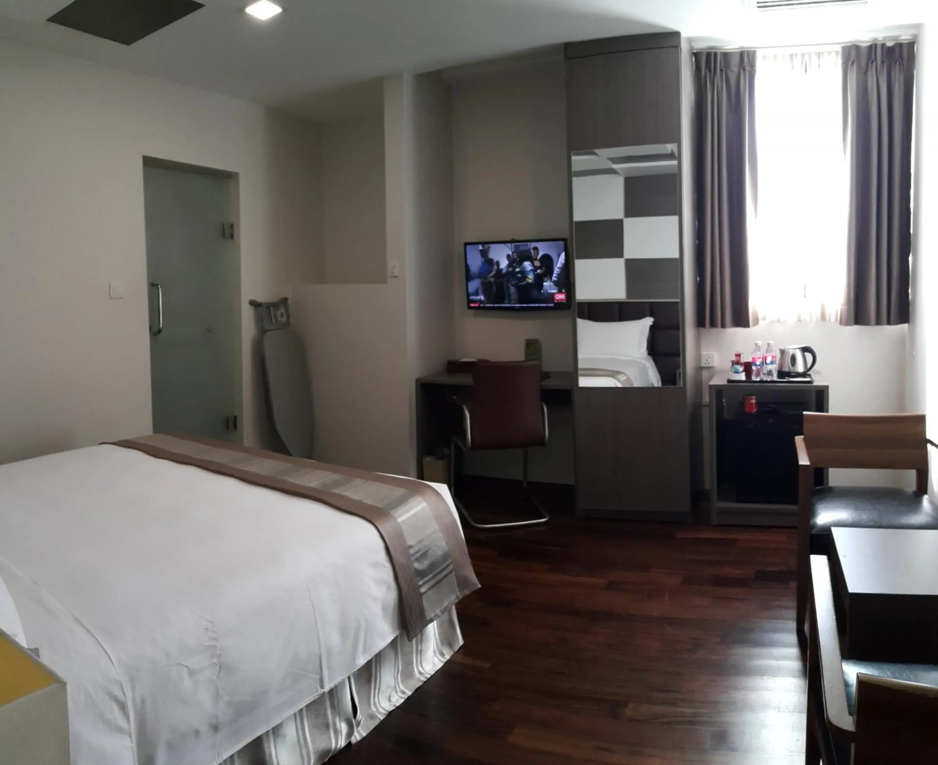 Bed, TV/Entertainment Center in Hotel Parami