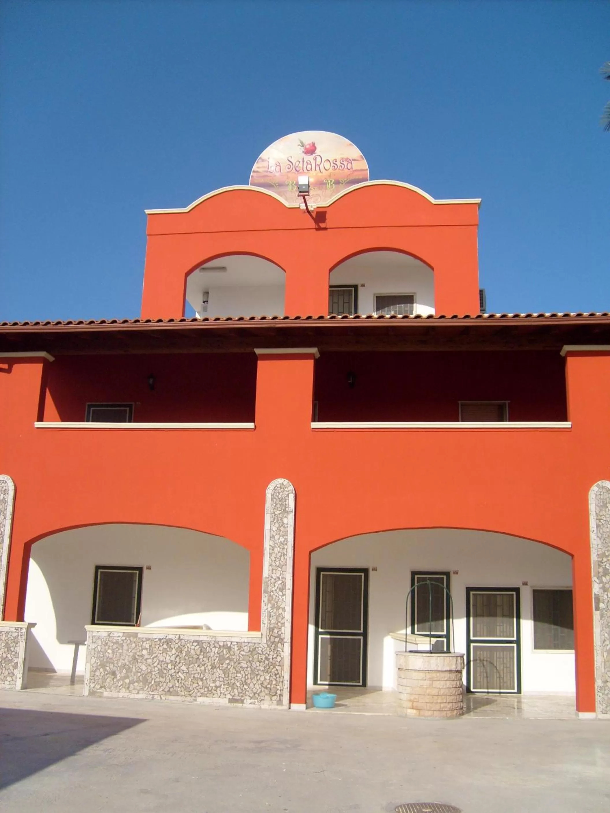 Facade/entrance in B&B La Seta Rossa