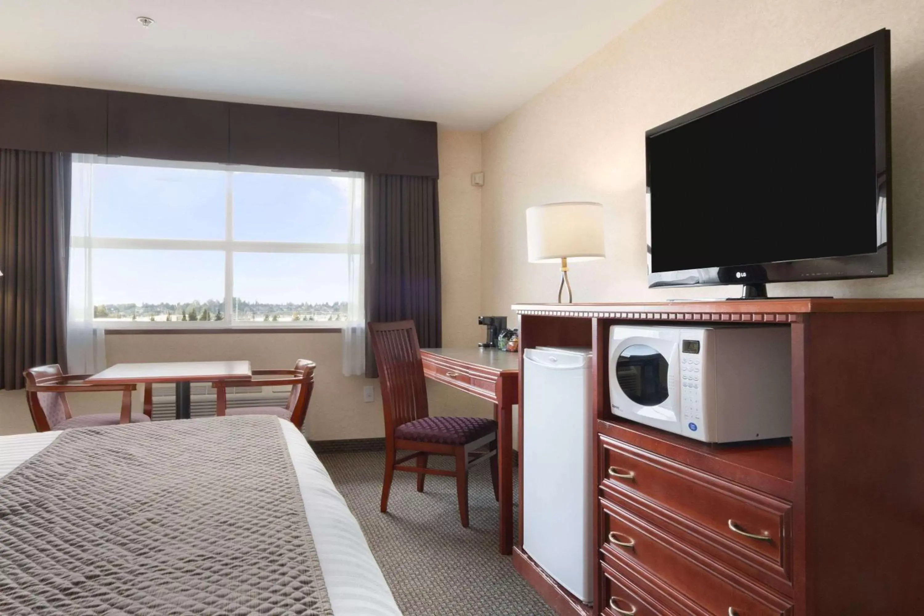 Photo of the whole room, TV/Entertainment Center in Days Inn & Suites by Wyndham Langley