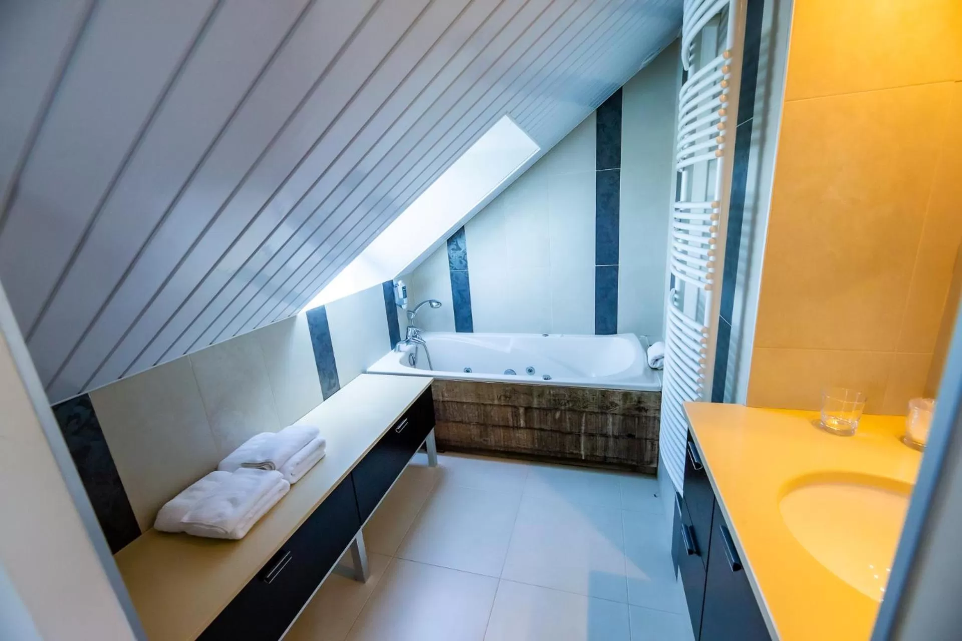 Bathroom, Bed in La Ferme de l'Oudon & SPA