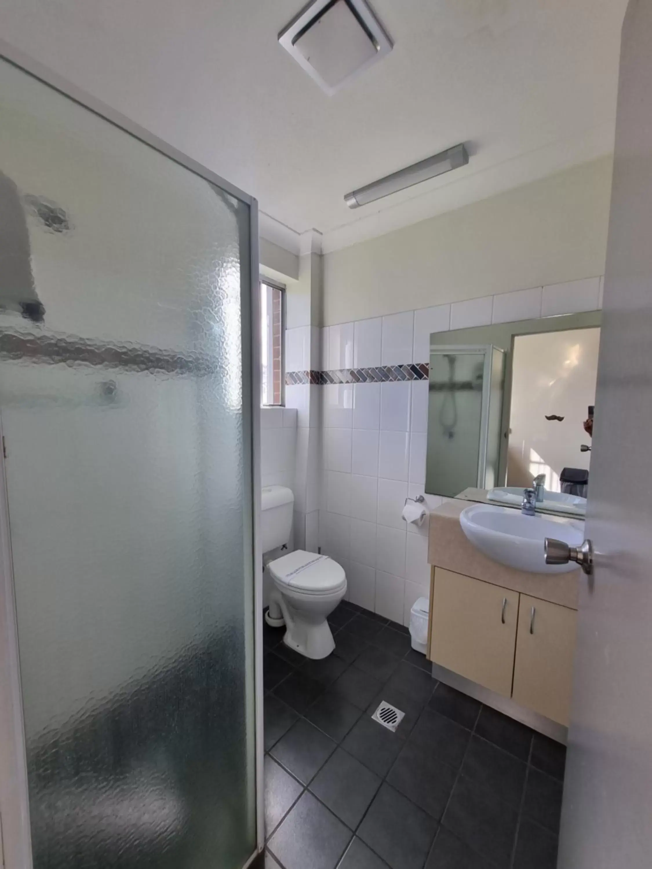 Shower, Bathroom in Park Drive Motel