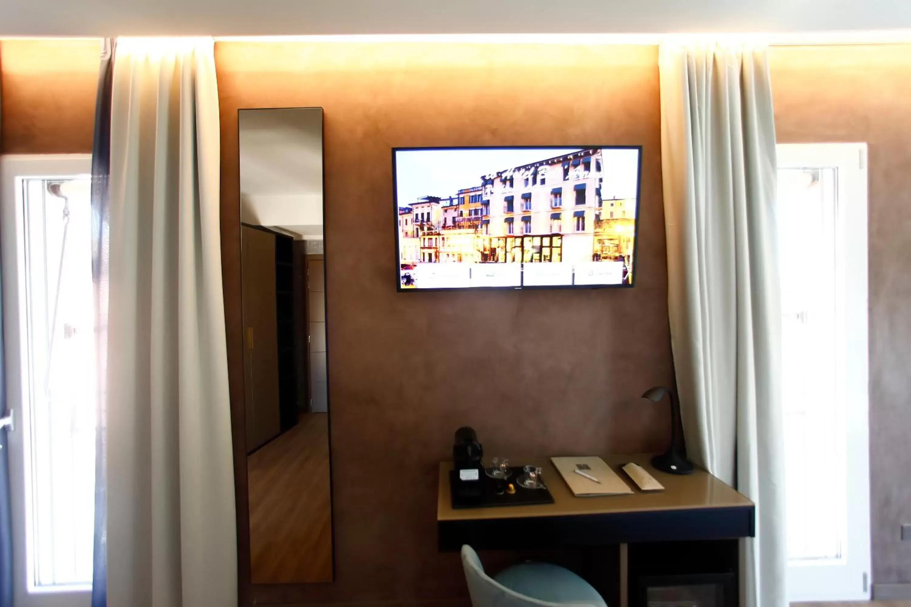 TV and multimedia, TV/Entertainment Center in Hotel Bell'arrivo