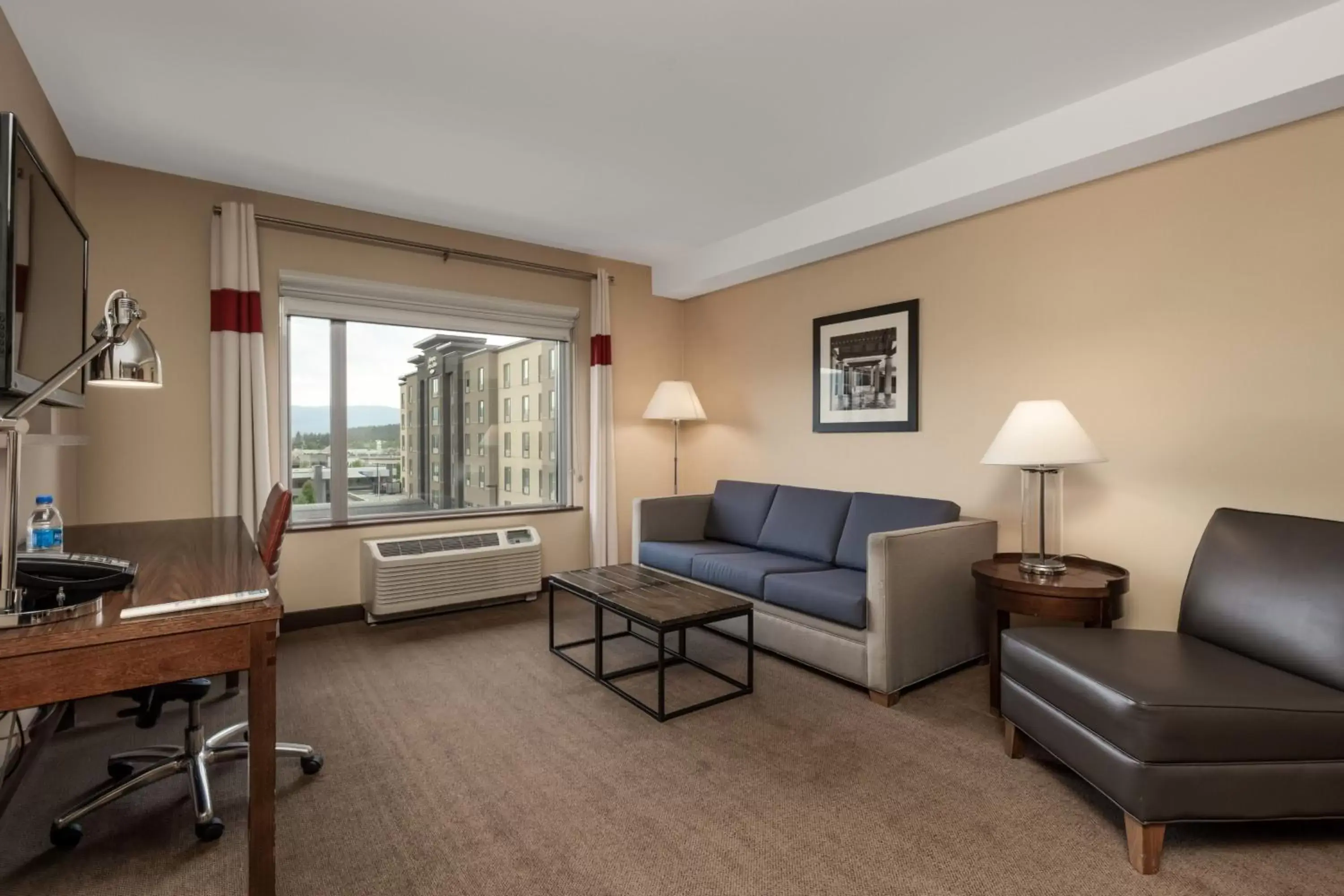 Living room, Seating Area in Four Points by Sheraton Kelowna Airport