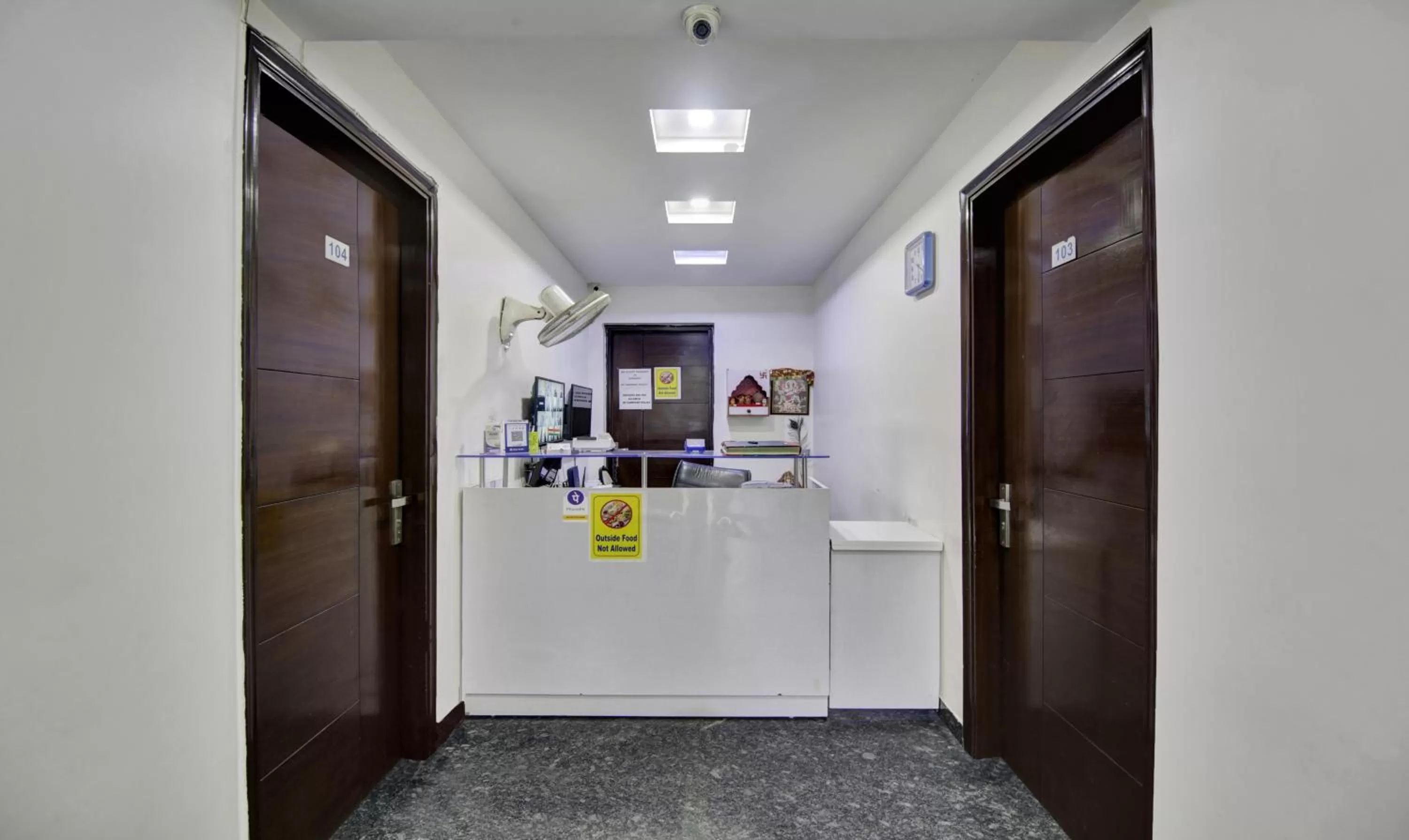 Lobby or reception, Kitchen/Kitchenette in Treebo Trend Apple Pie