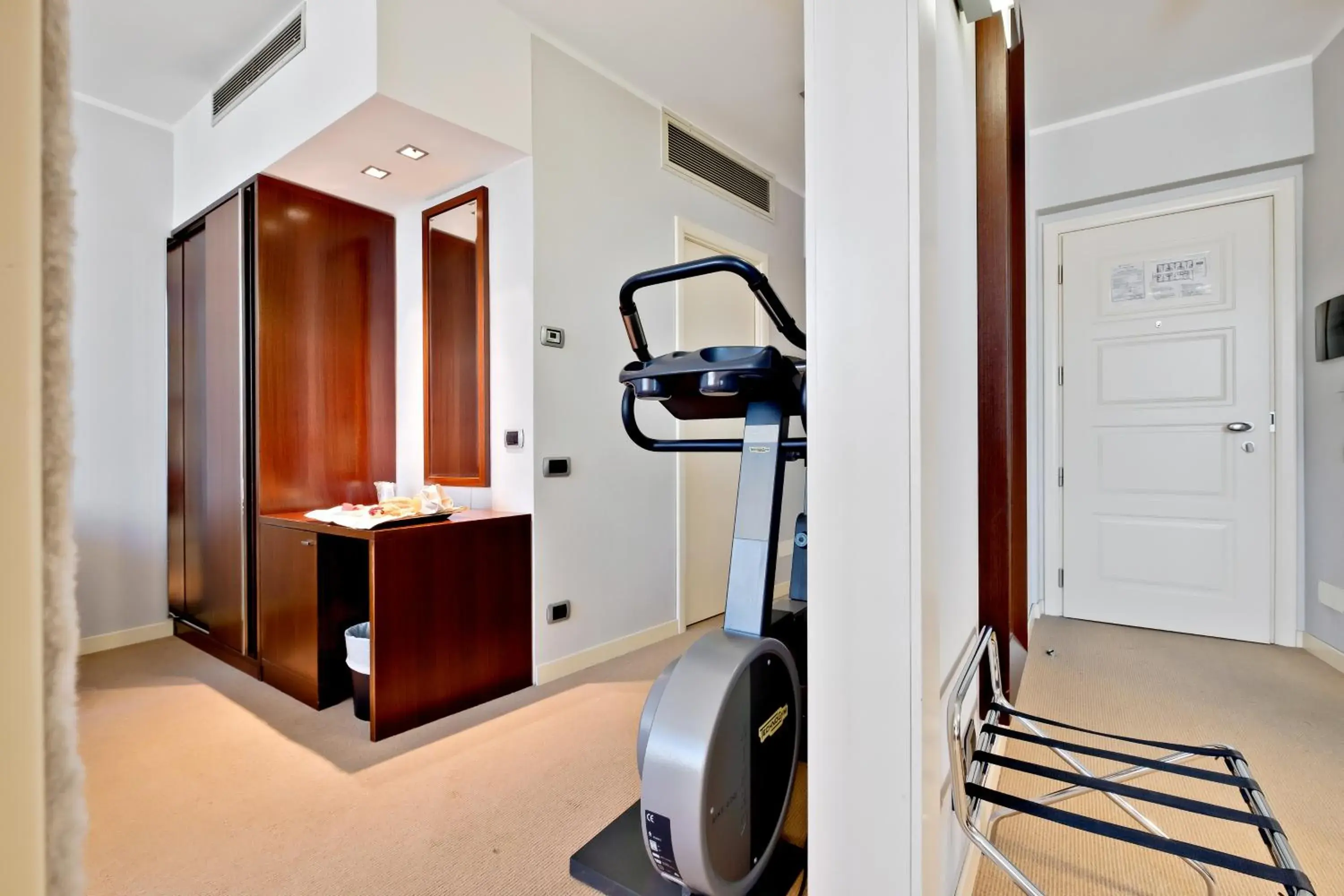 Bedroom, Fitness Center/Facilities in Italiana Hotels Cosenza