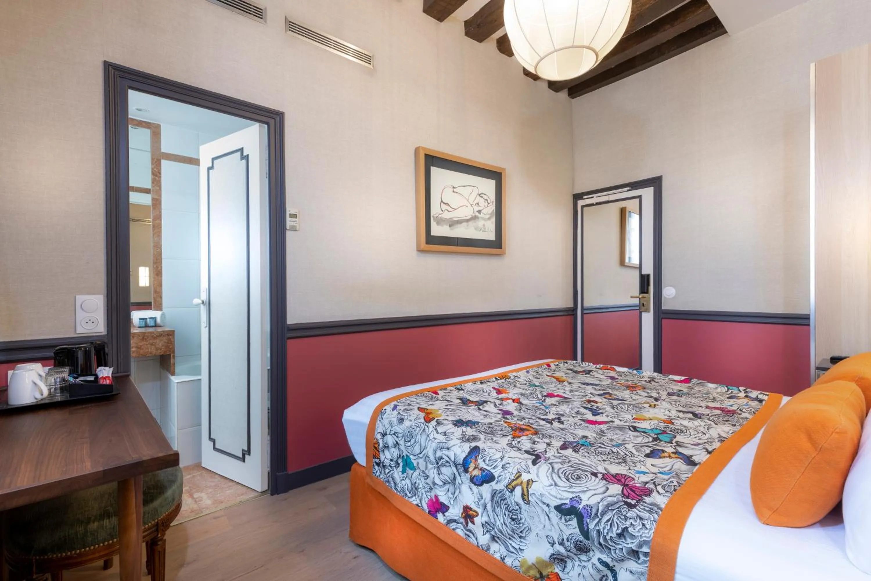 Bedroom, Bed in Dauphine Saint Germain