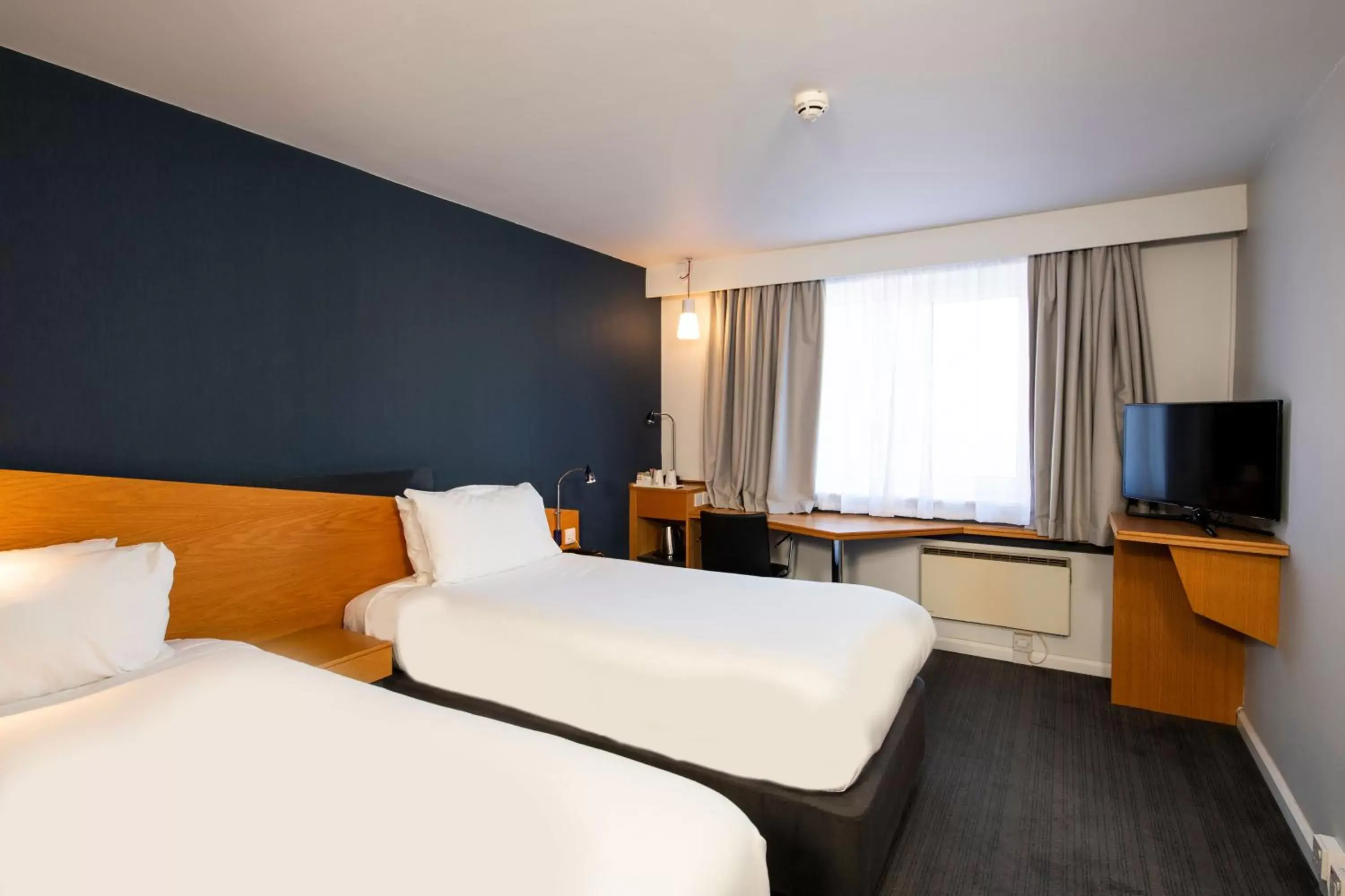 Bedroom, Bed in Holiday Inn Express - Glasgow - City Ctr Riverside, an IHG Hotel