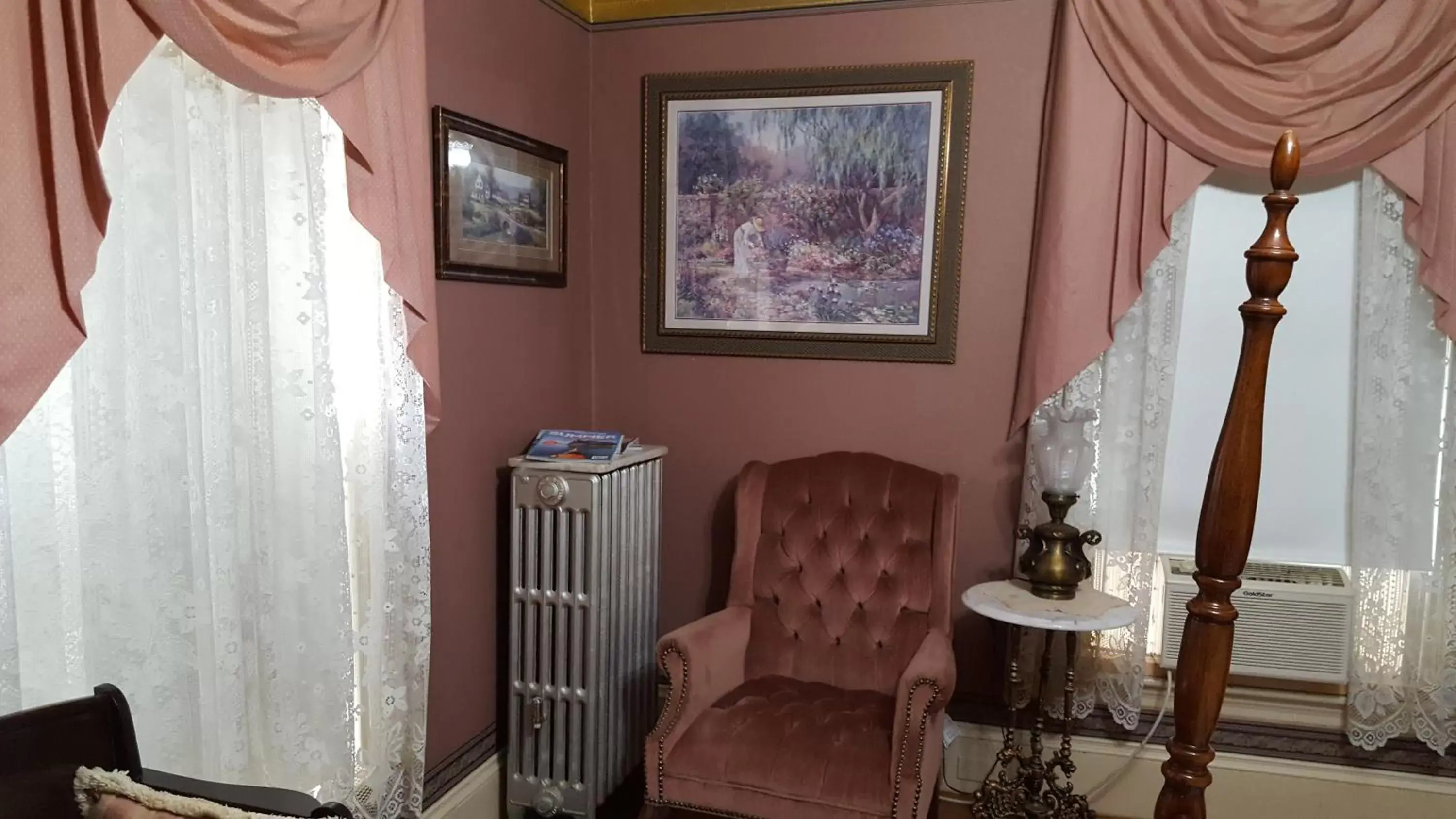 Bedroom, Seating Area in Holidae House Bed & Breakfast