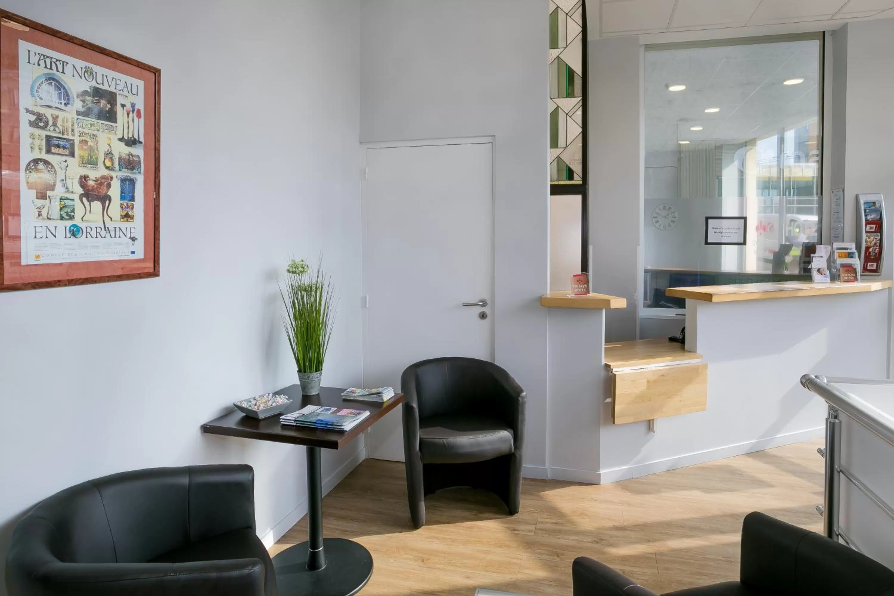 Communal lounge/ TV room in Hotel Foch Nancy Gare