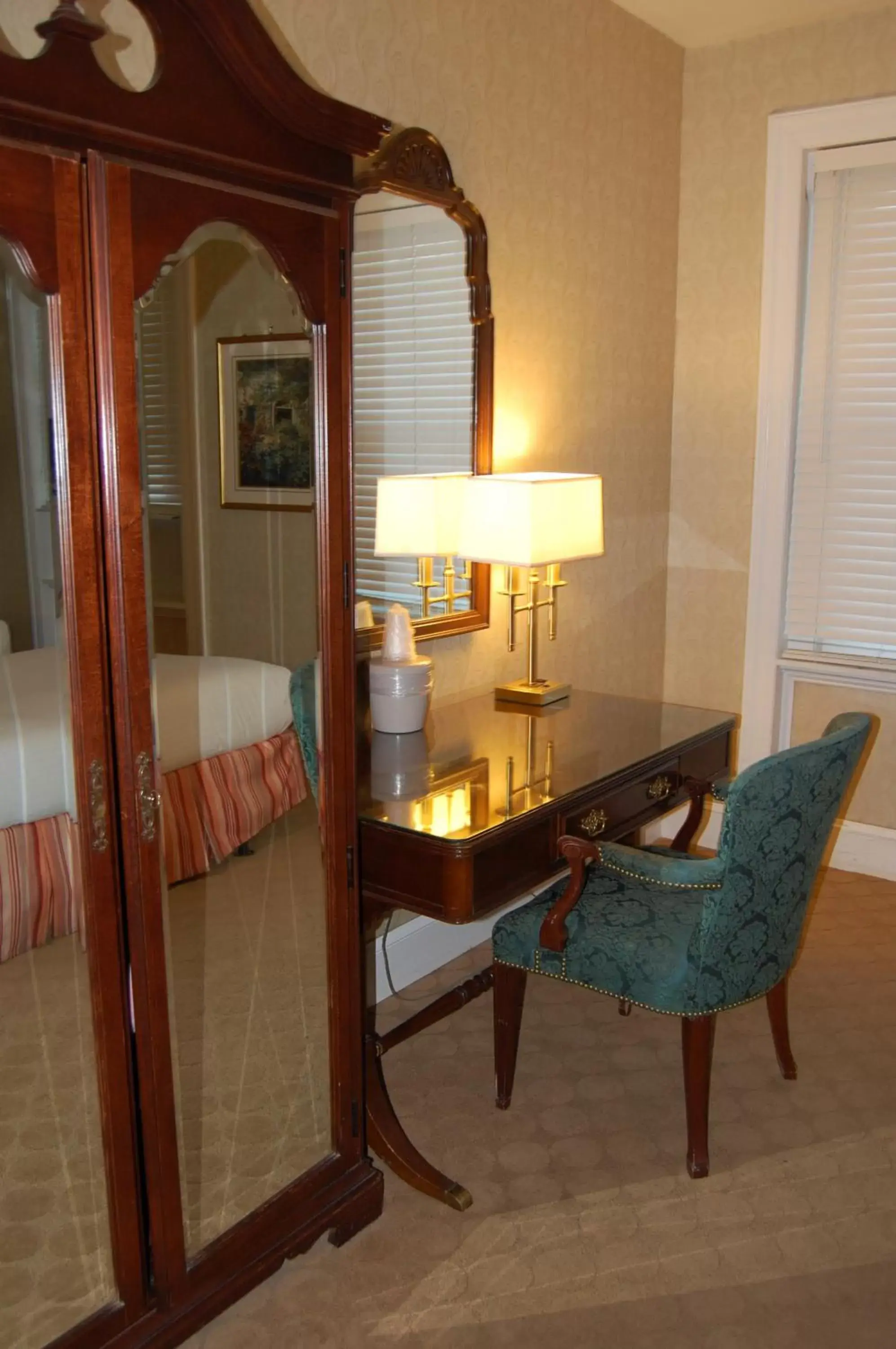 Seating area in Windsor Inn Hotel