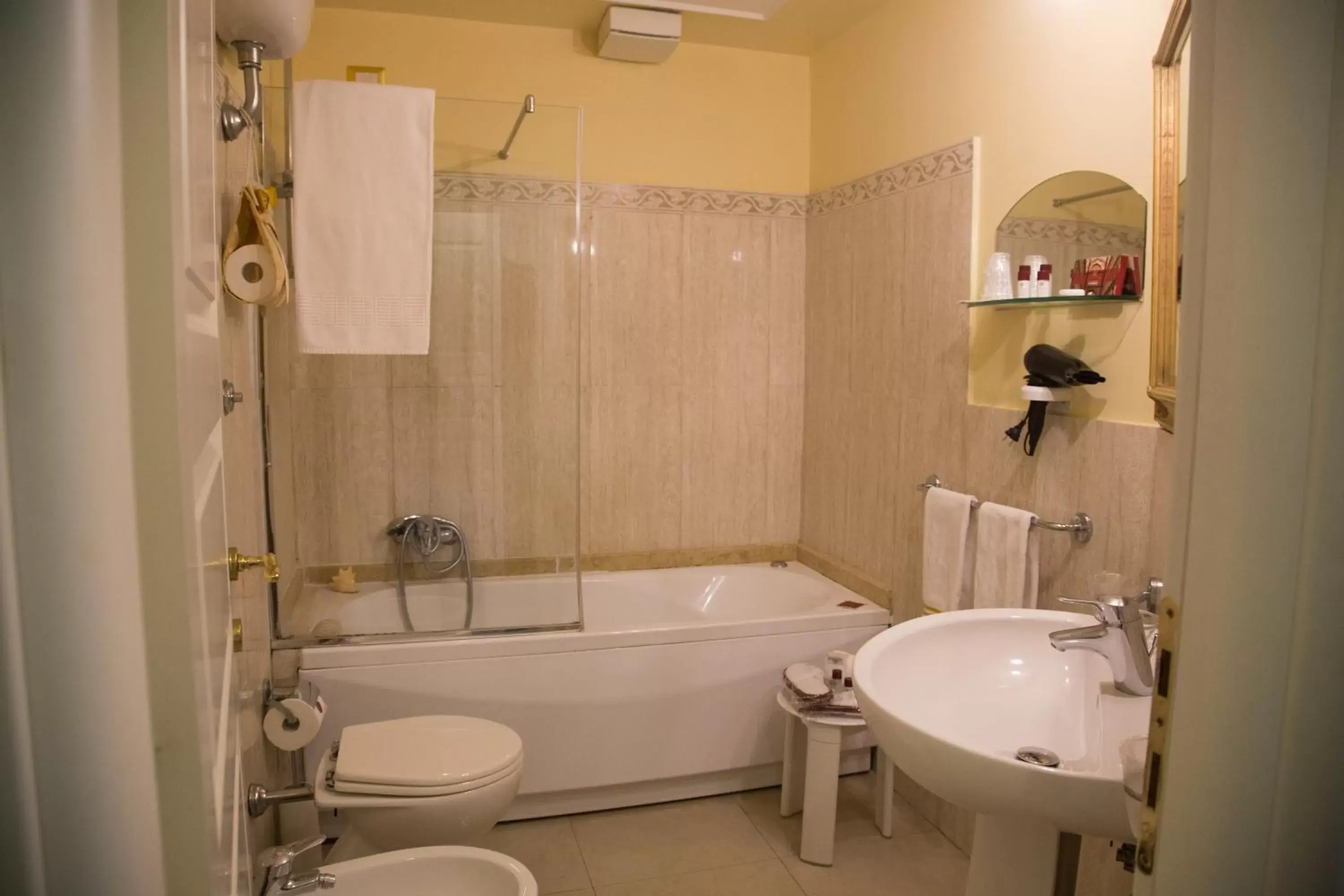 Shower, Bathroom in B&B Art Suite Santa Brigida