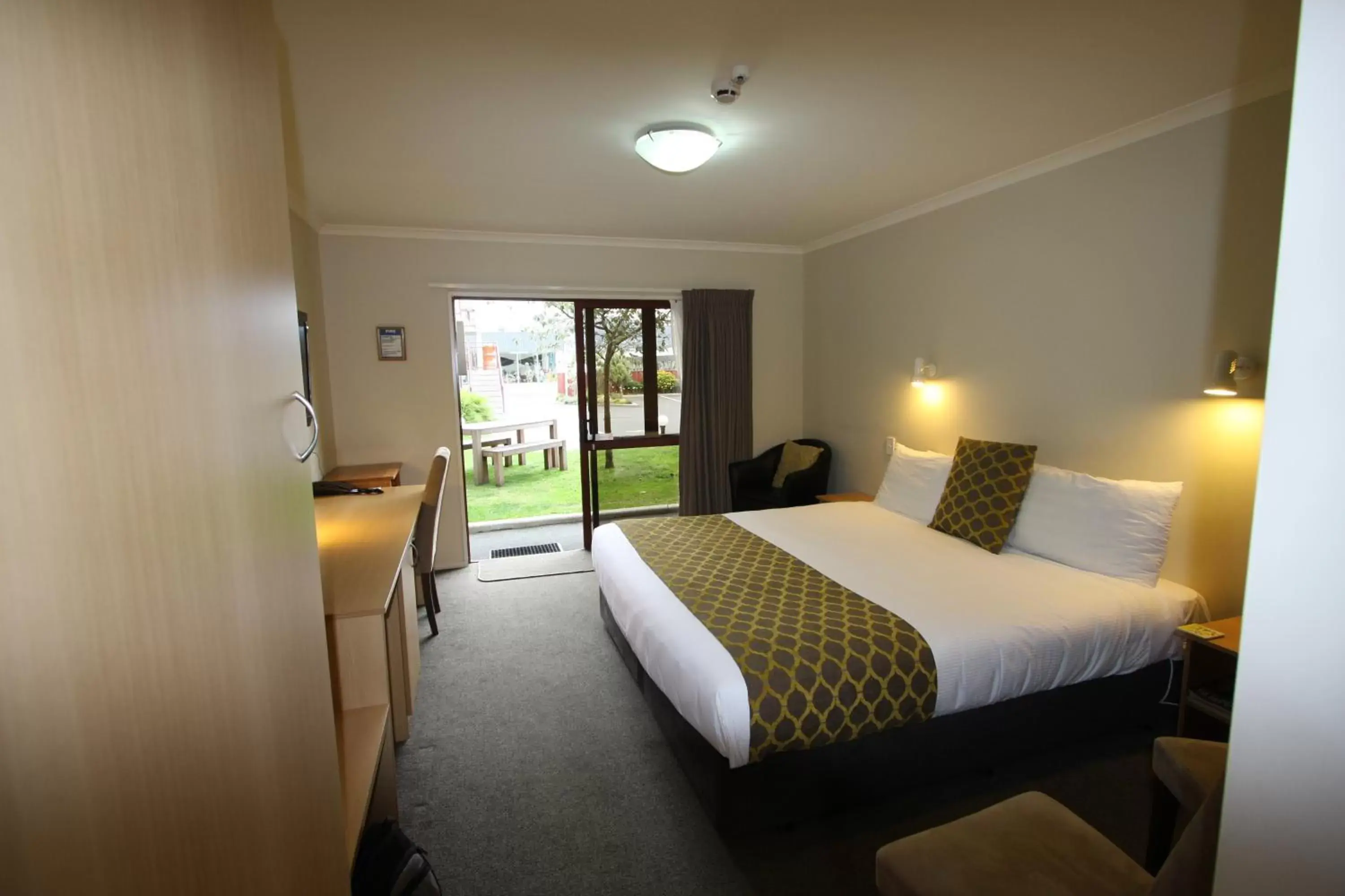 Bedroom, Bed in 555 Motel Dunedin