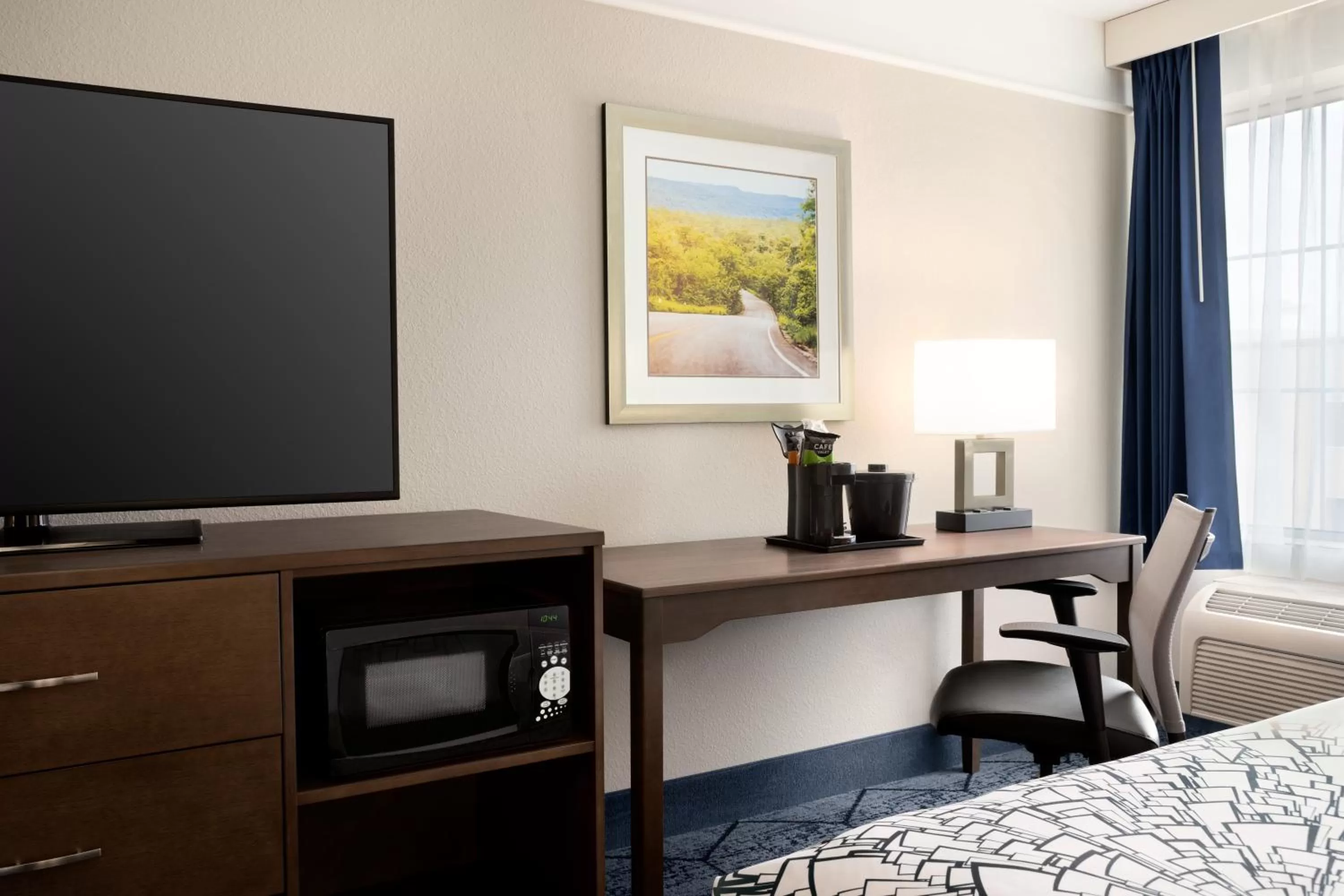 TV and multimedia, Bed in La Quinta Inn and Suites by Wyndham at WaTiki Waterpark