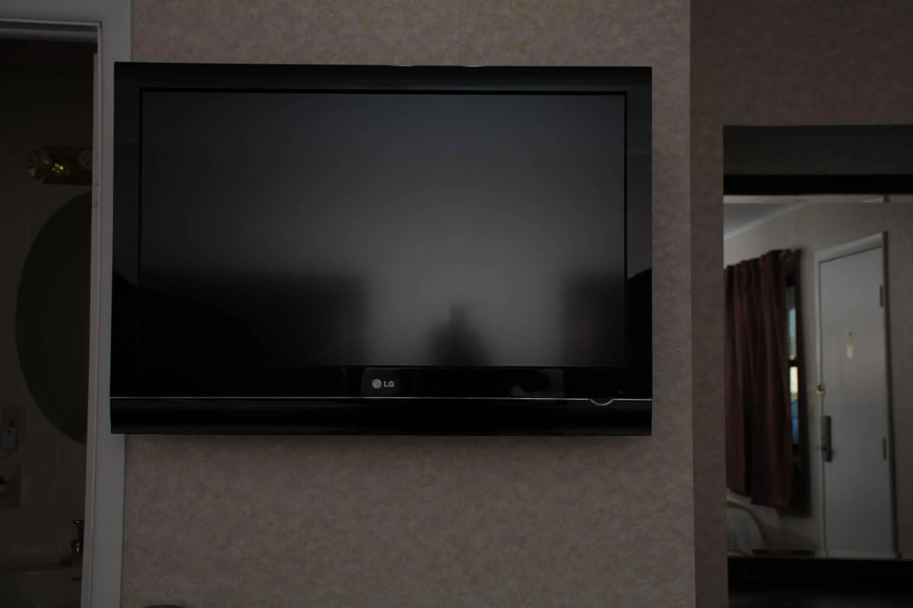 TV and multimedia, TV/Entertainment Center in Atlantic Inn and Suites - Wall Township