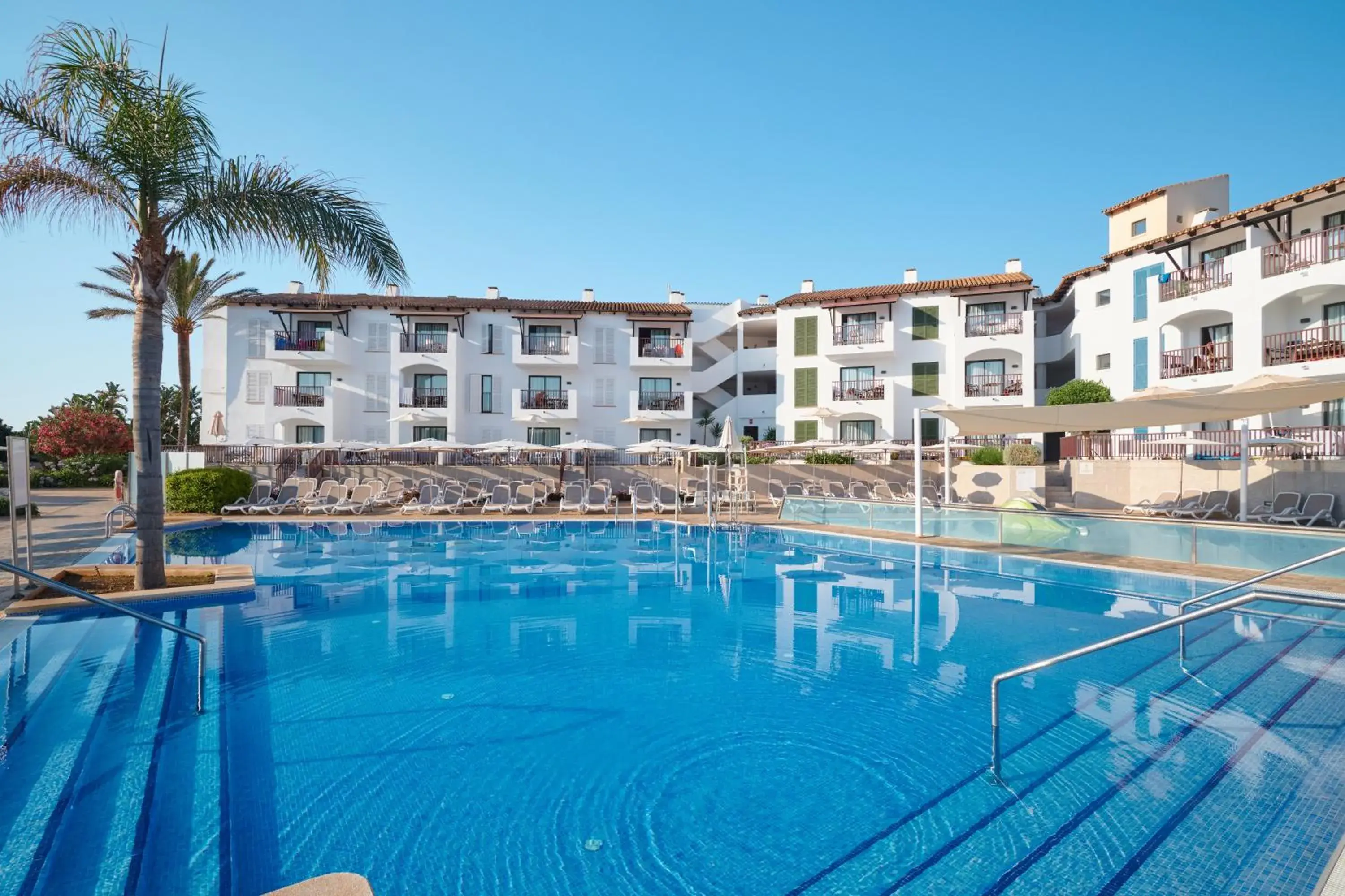 Property building, Swimming Pool in Hipotels Cala Bona Club
