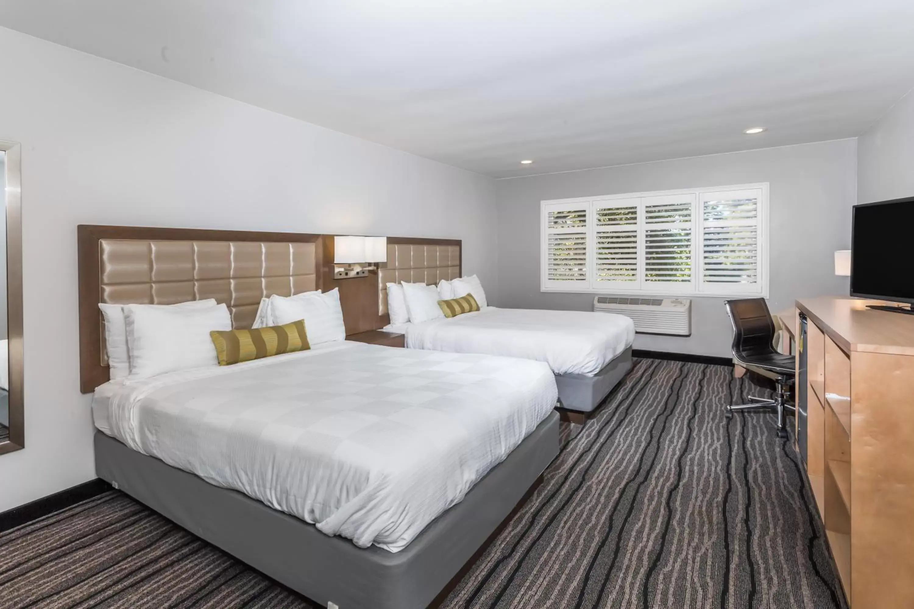 Bedroom, Bed in Travelodge by Wyndham Berkeley