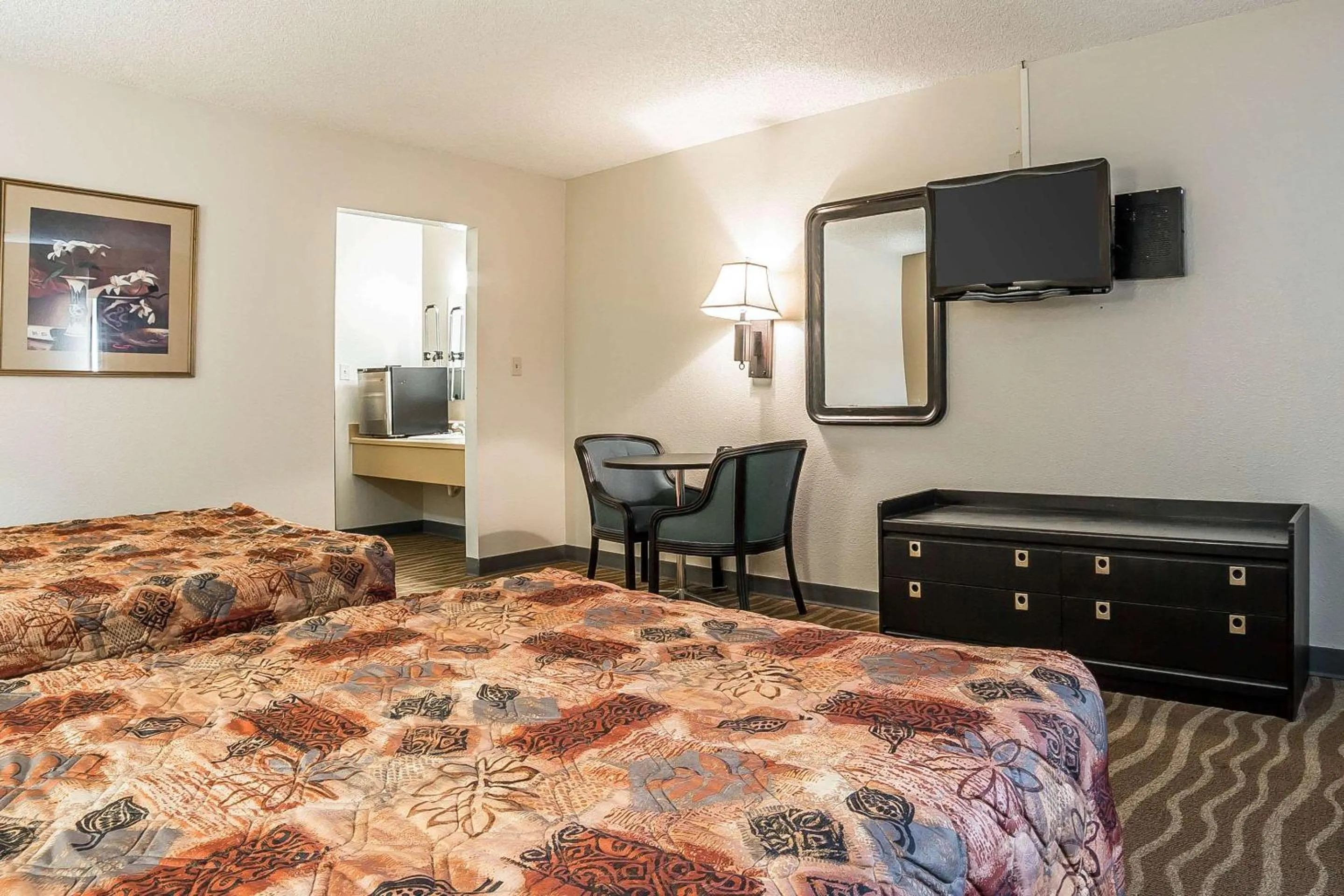 Photo of the whole room, Bed in Rodeway Inn Cheyenne I-80 East