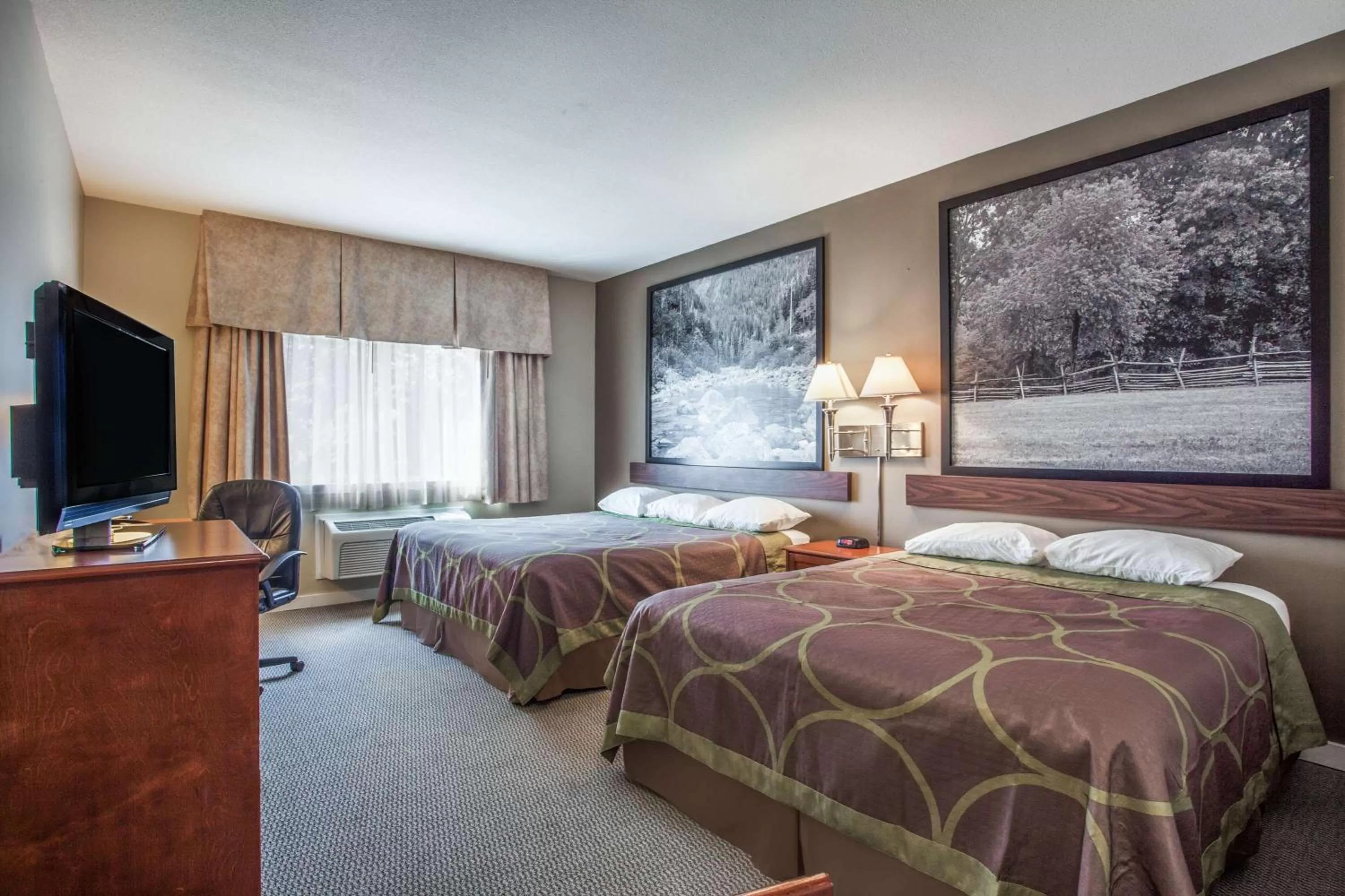 Queen Room with Two Queen Beds - Non-Smoking in Super 8 by Wyndham Abbotsford BC
