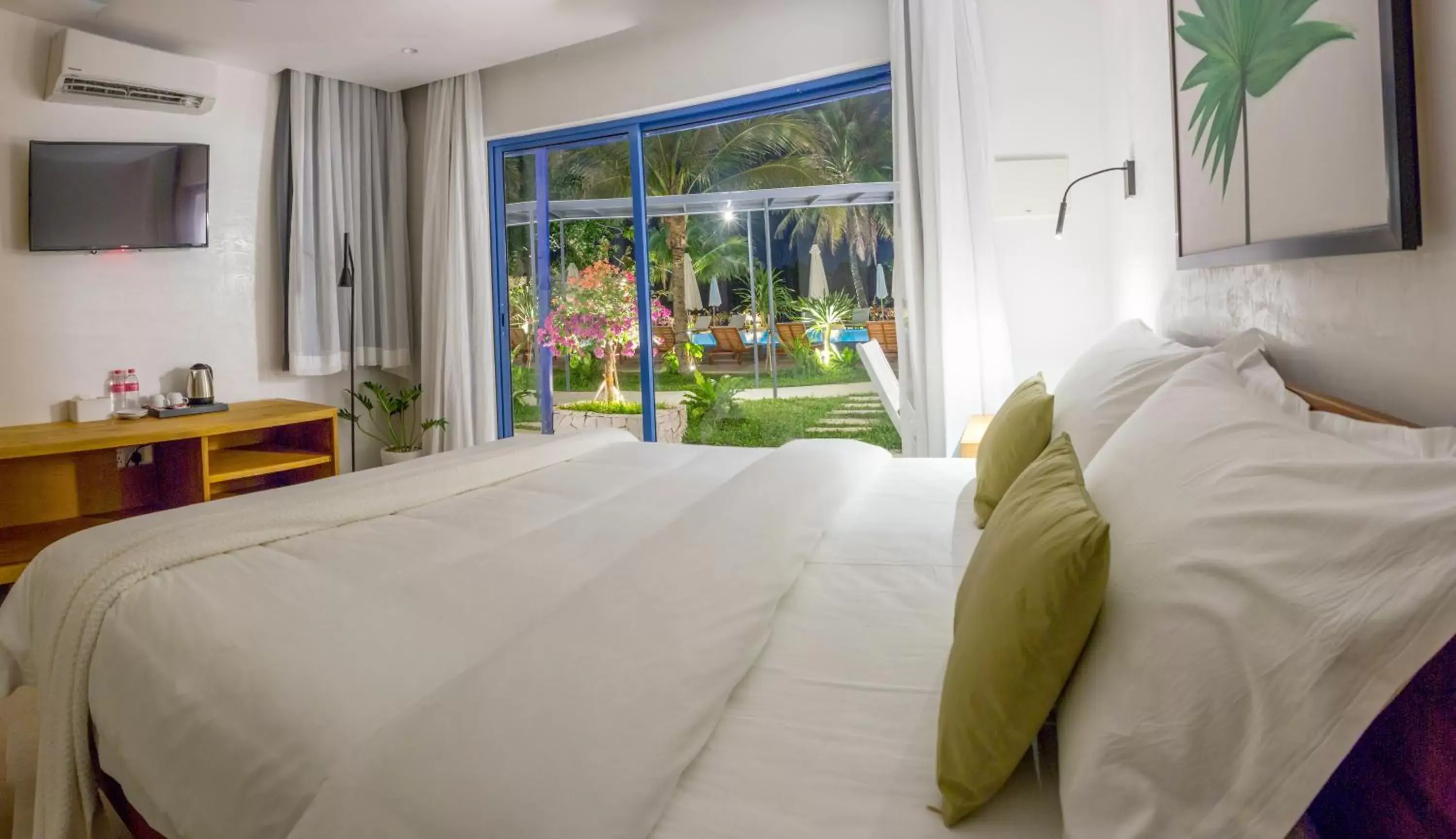 Photo of the whole room, Bed in The B Resort