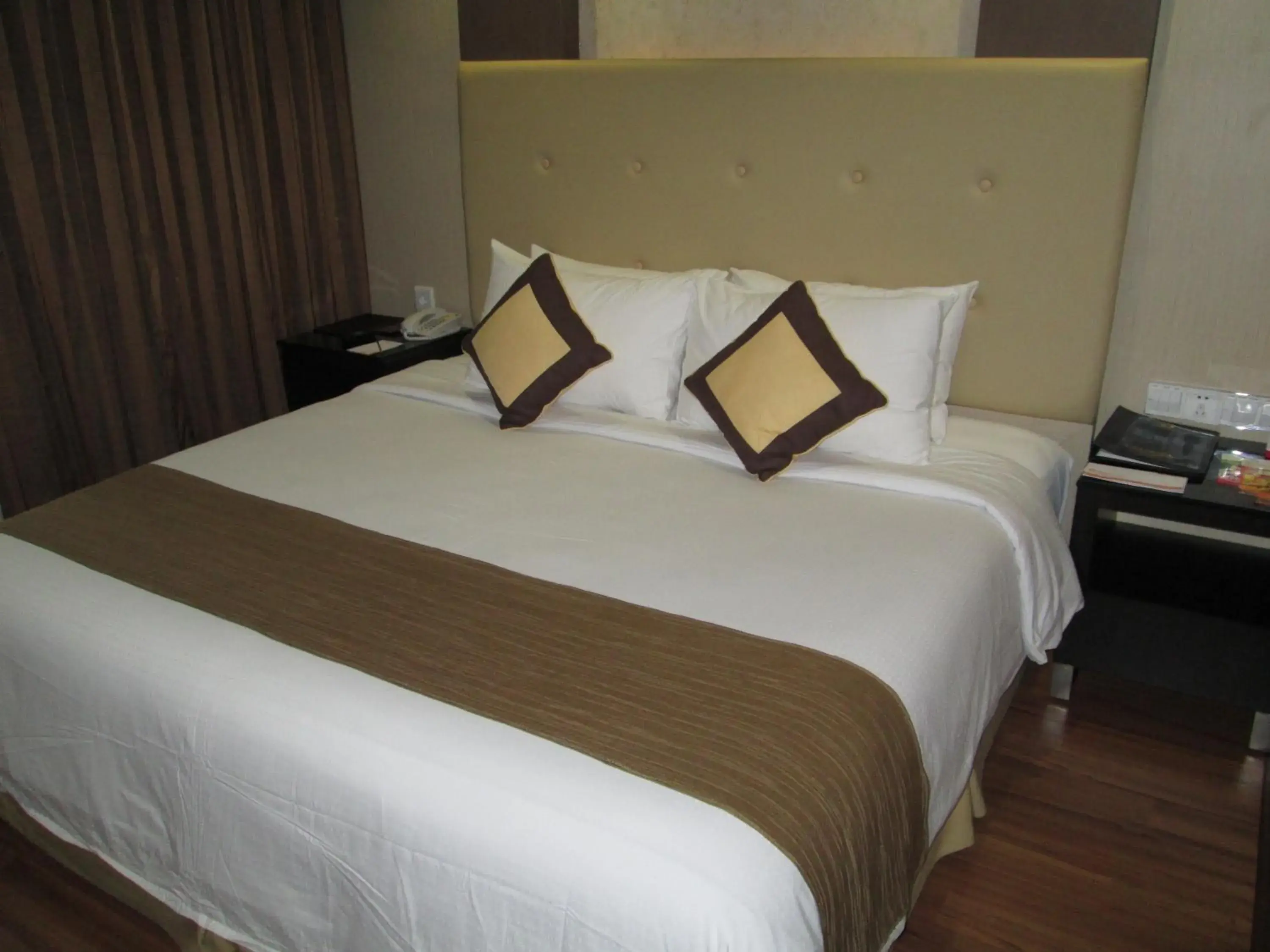 Bathroom, Bed in Aria Gajayana Hotel