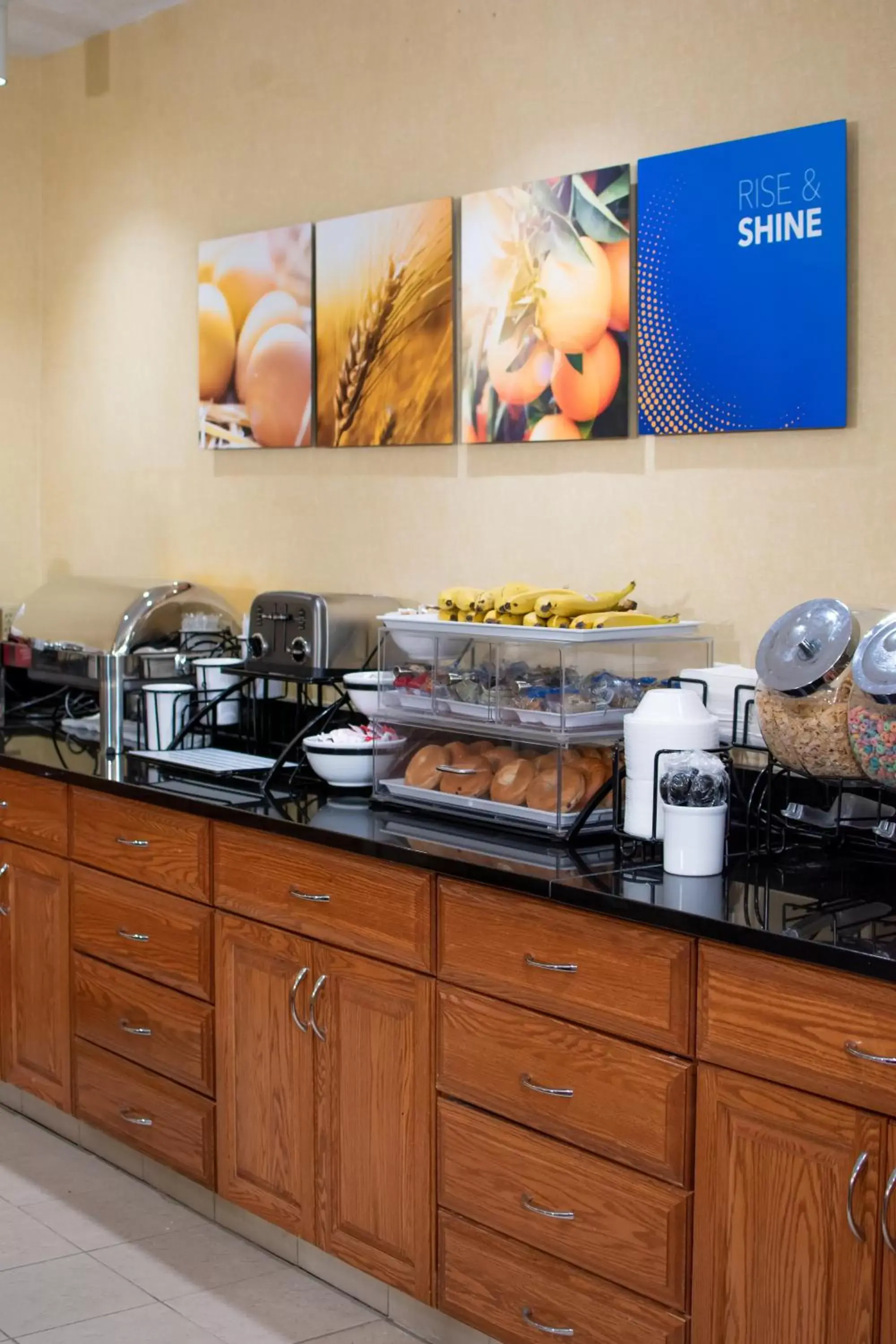 Coffee/tea facilities, Kitchen/Kitchenette in Comfort Inn Sioux City South