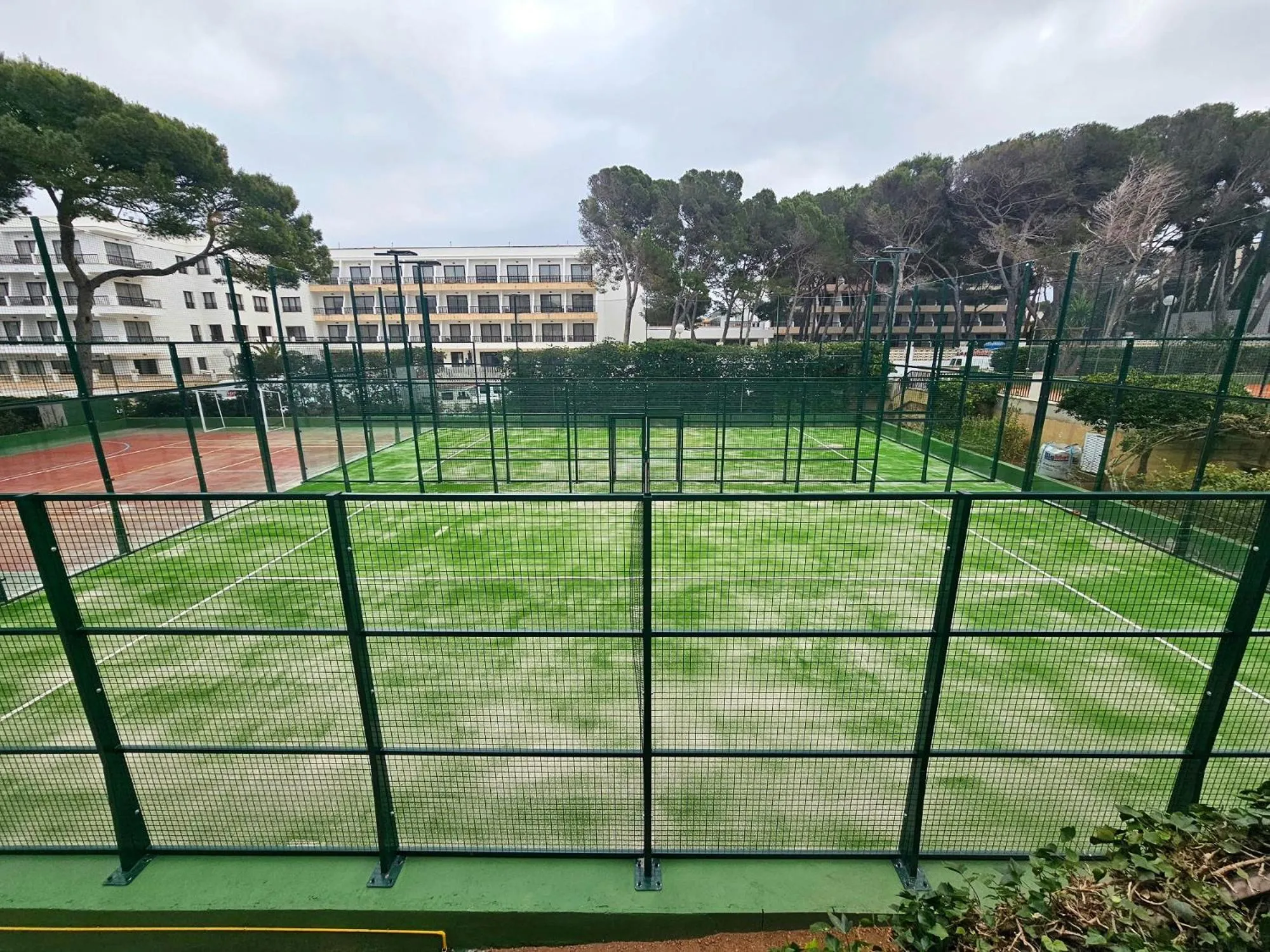 Tennis court in Hotel & Spa S'Entrador Playa