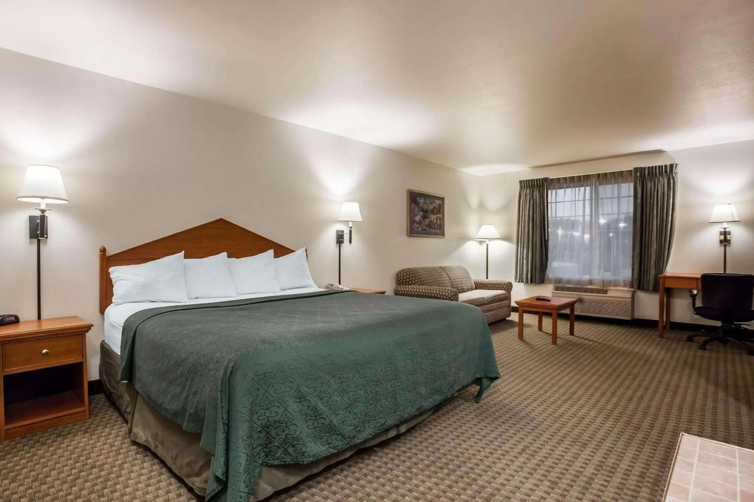 Bedroom, Bed in Quality Inn & Suites Federal Way - Seattle