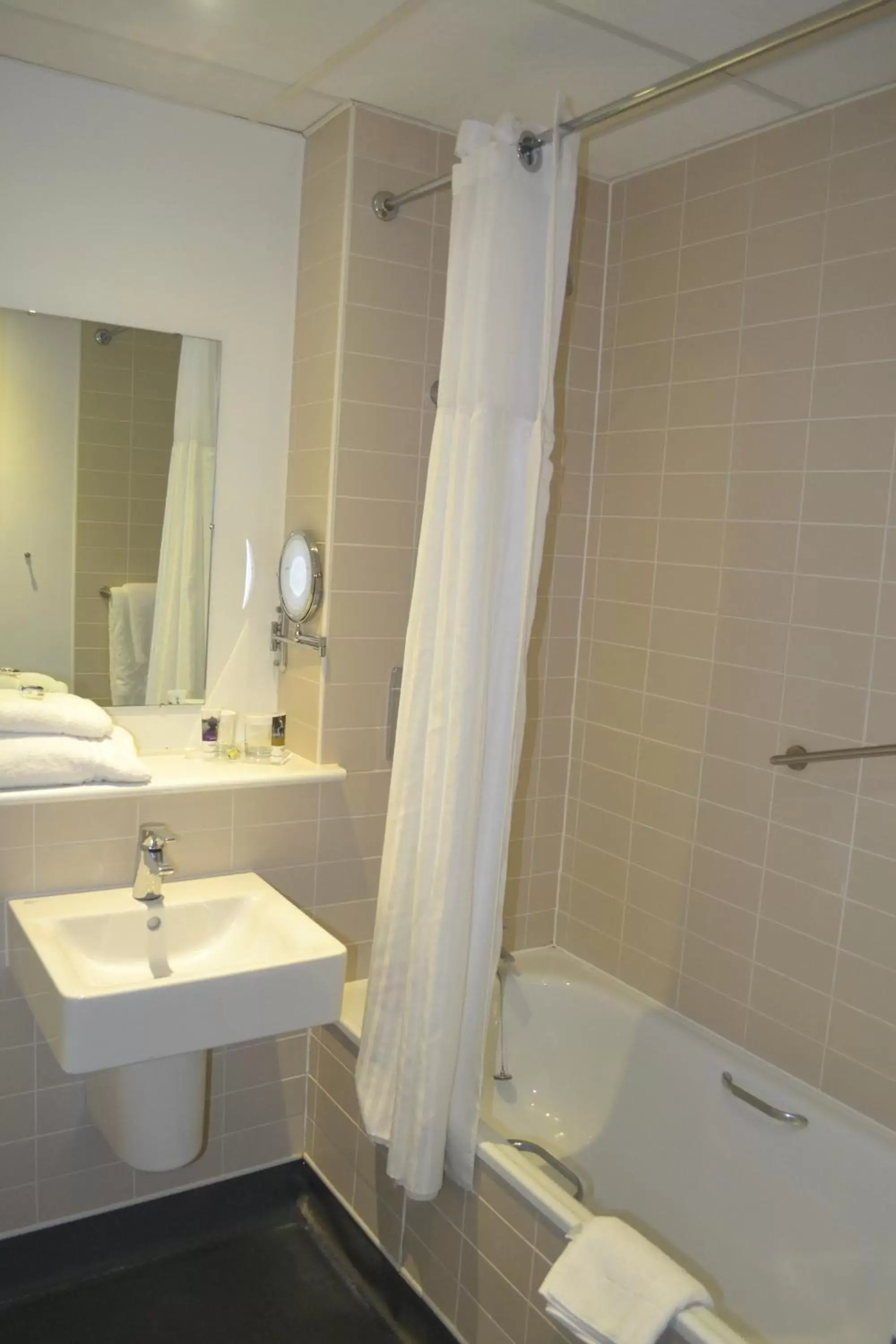 Bathroom in Mercure Darlington King's Hotel