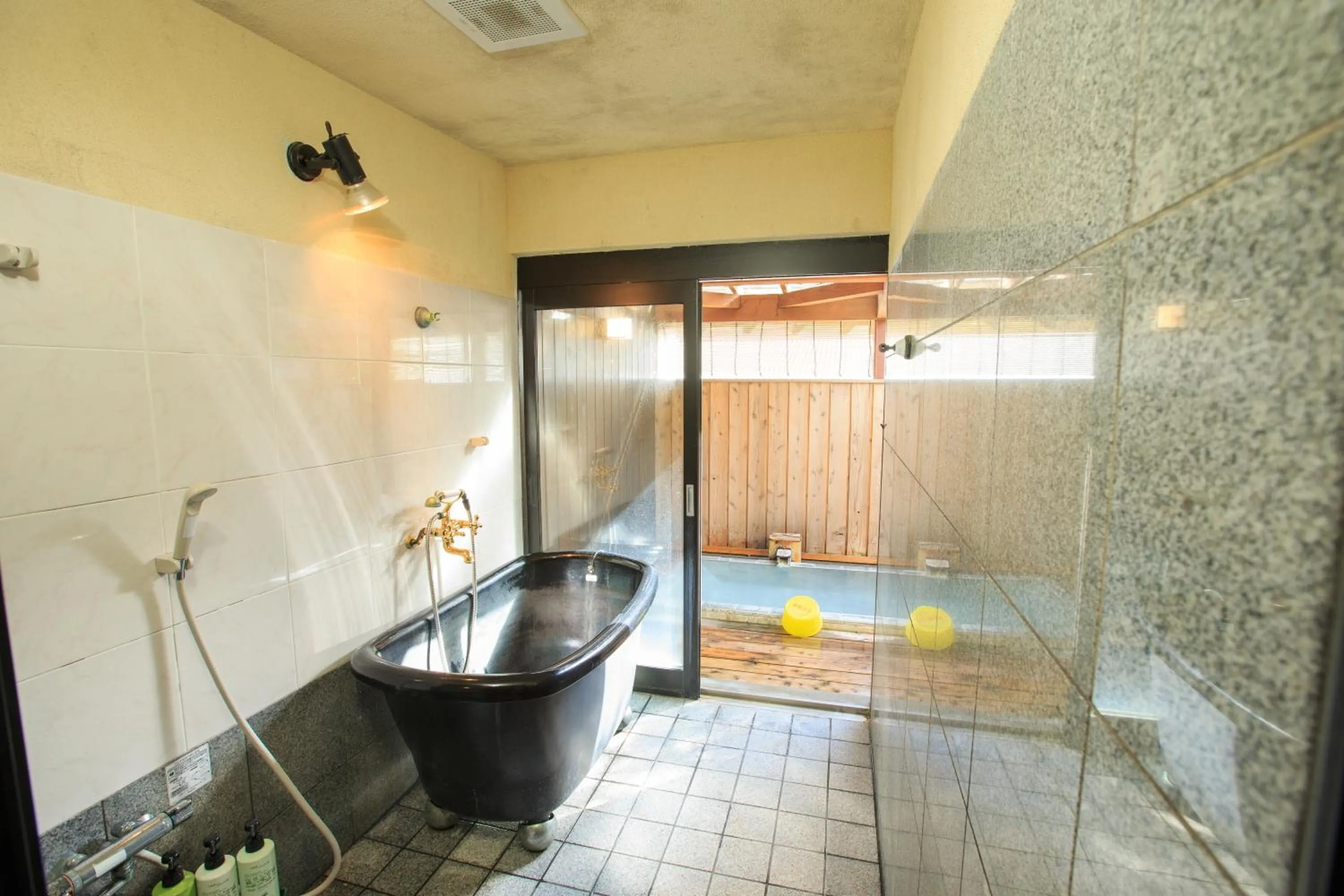 Shower in Kinokuniya Ryokan
