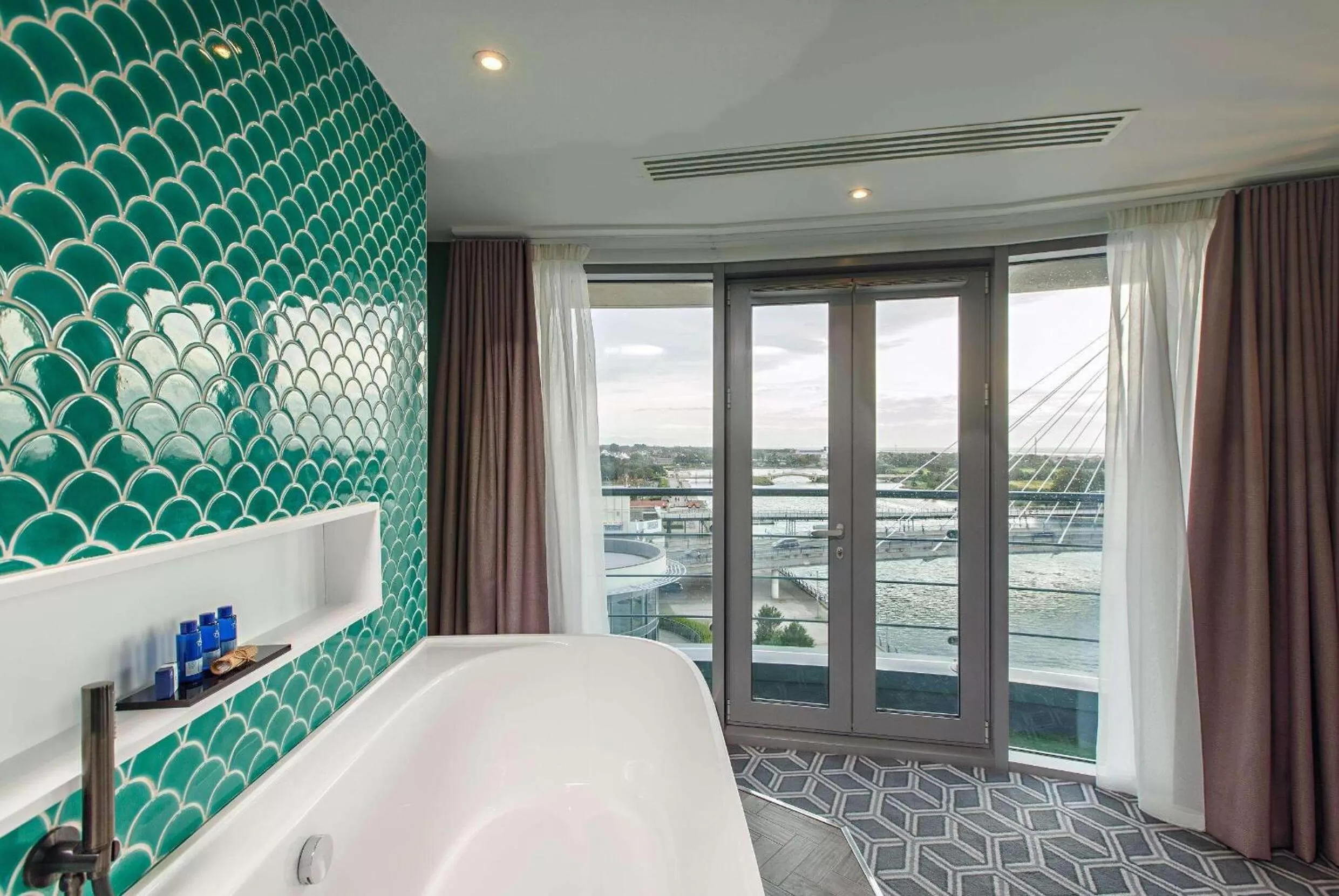 Bedroom, Bed in Waterfront Southport Hotel