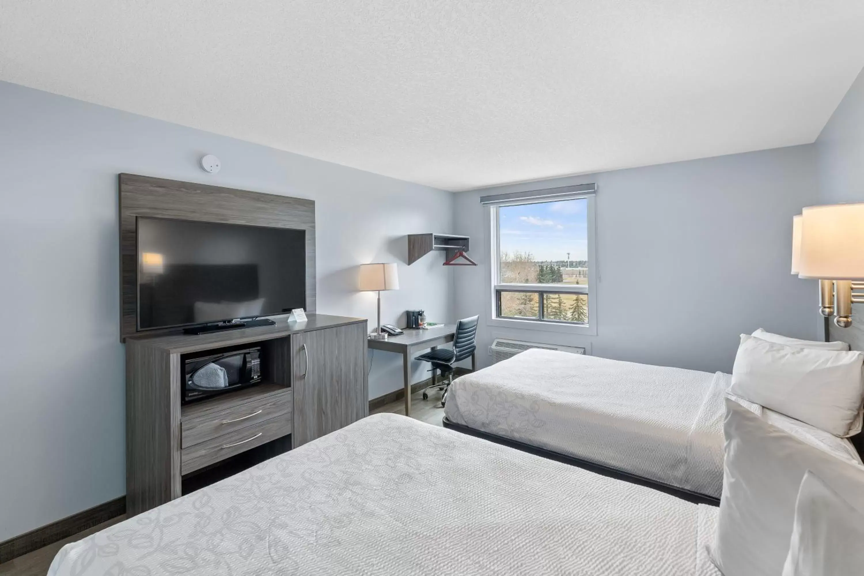 TV and multimedia, Bed in Emerald Hotel & Suites Calgary Airport