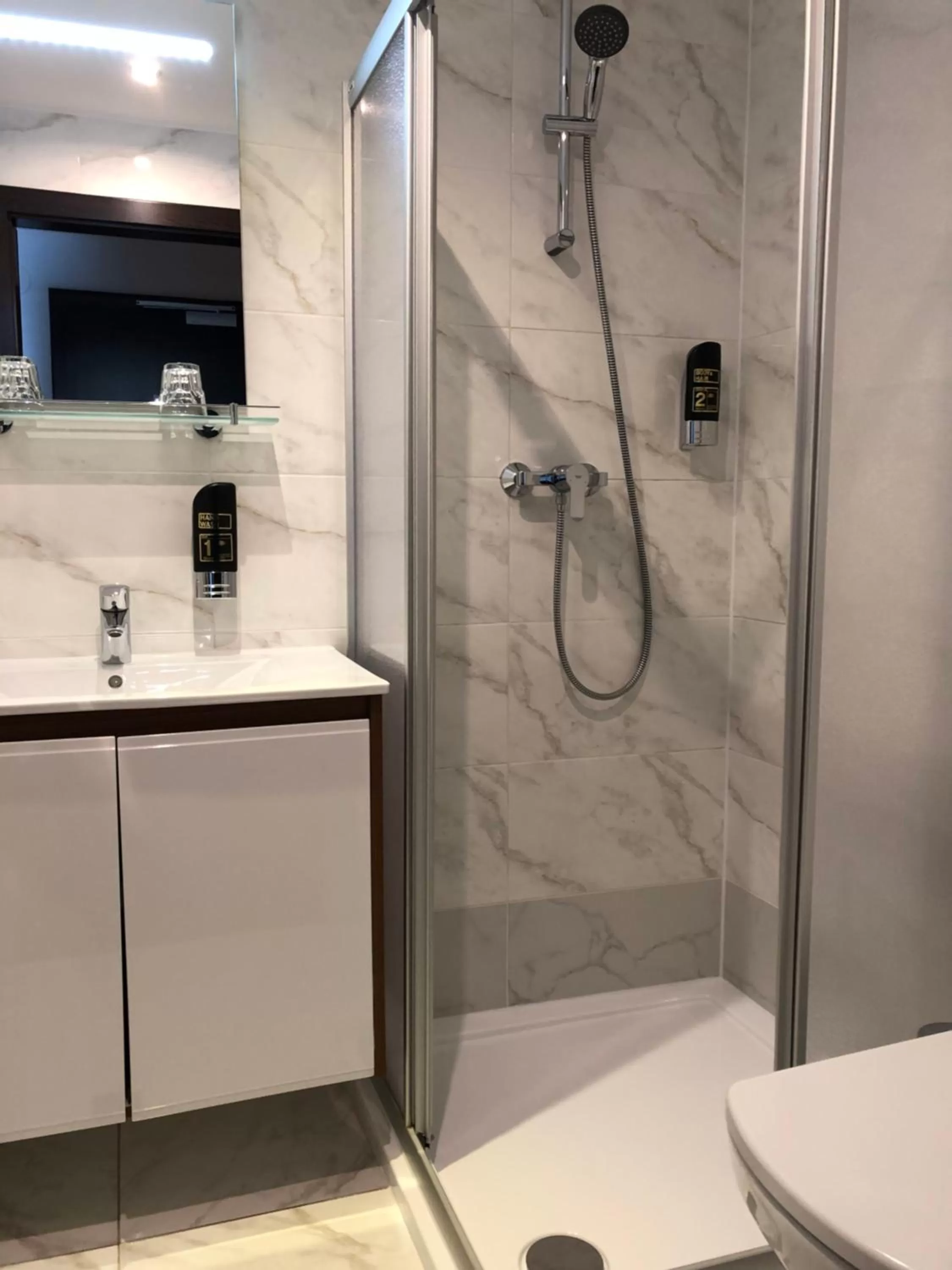 Shower in Hotel König