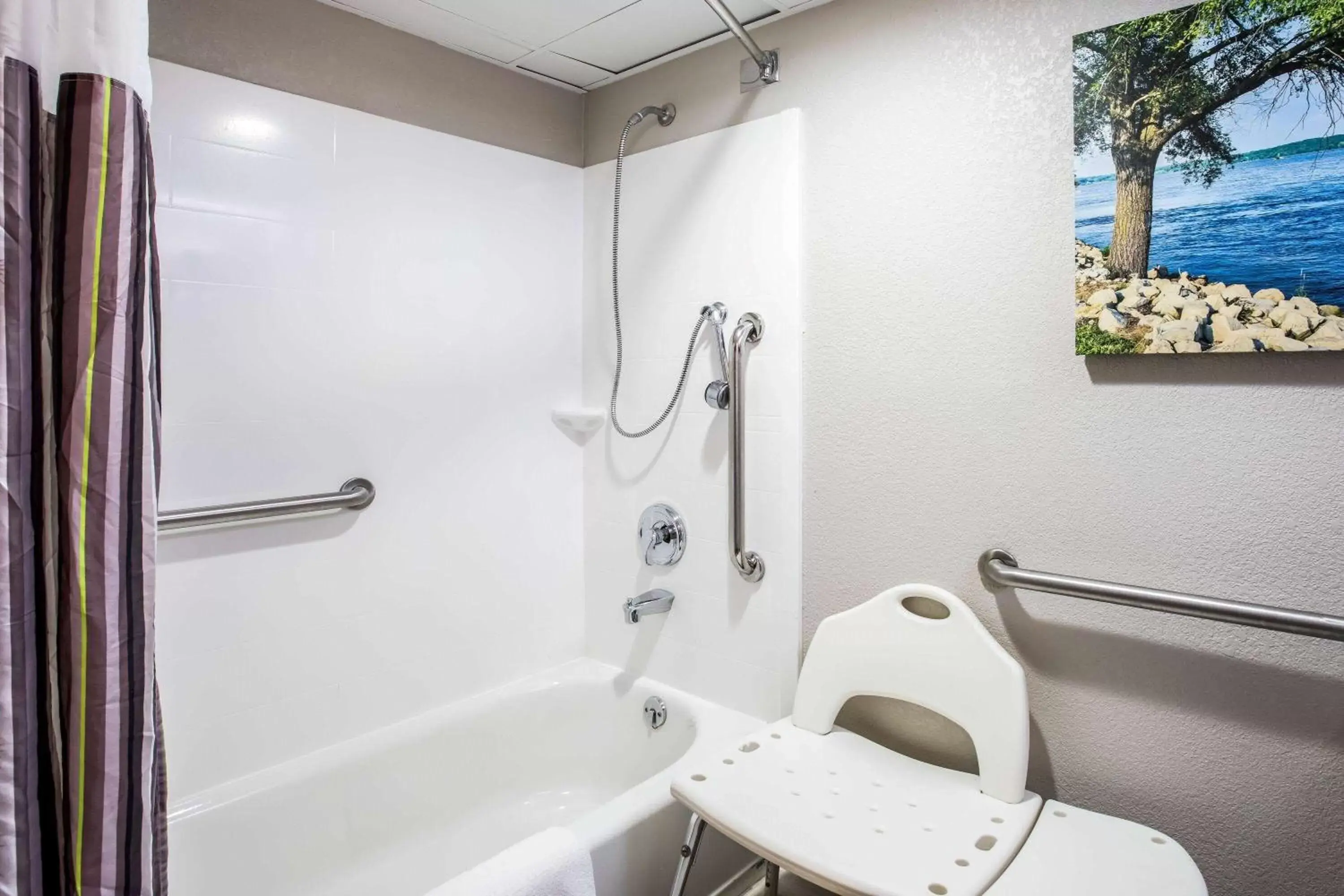Bathroom in La Quinta Inn by Wyndham Davenport & Conference Center