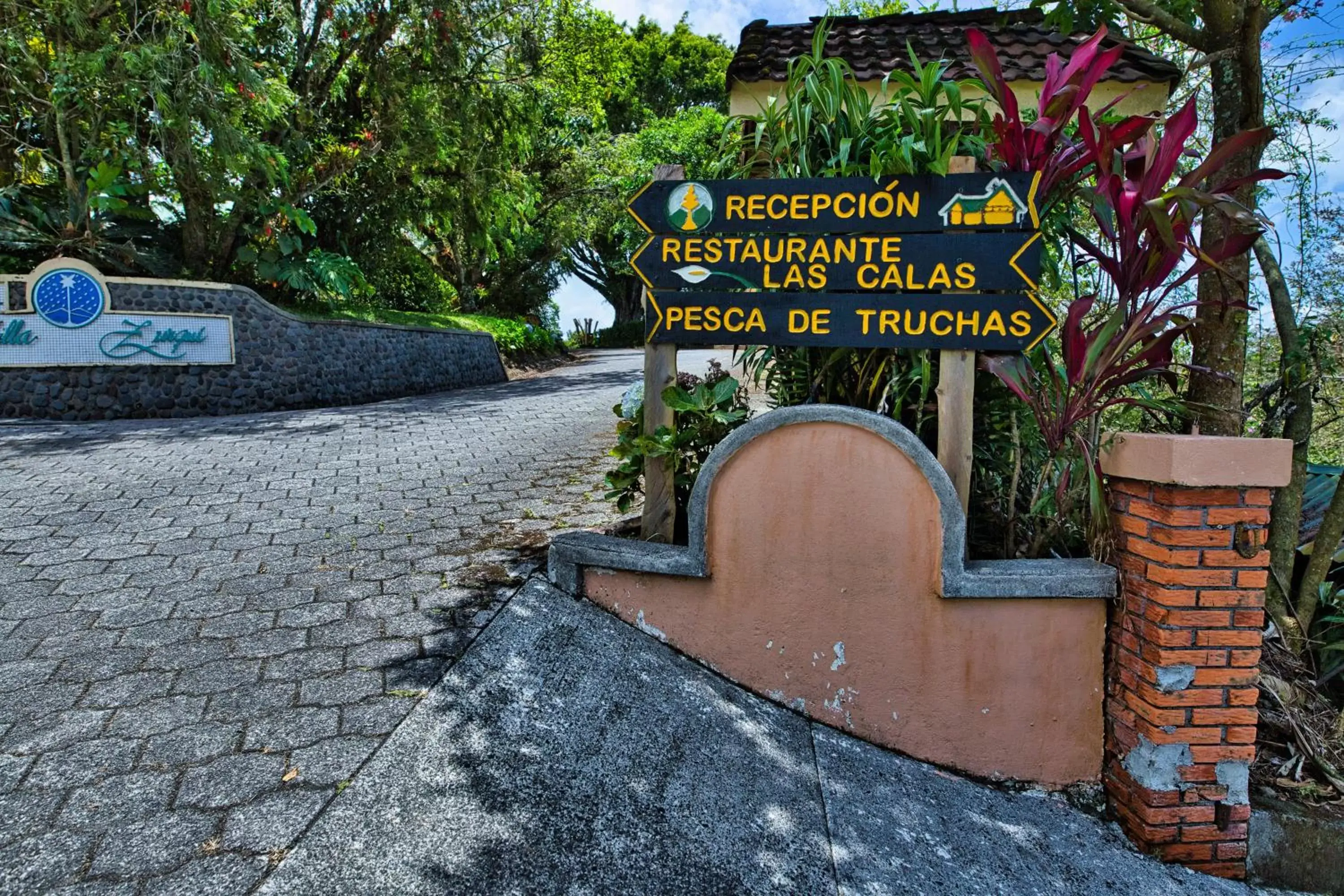 Property Logo/Sign in Hotel Villa Zurqui