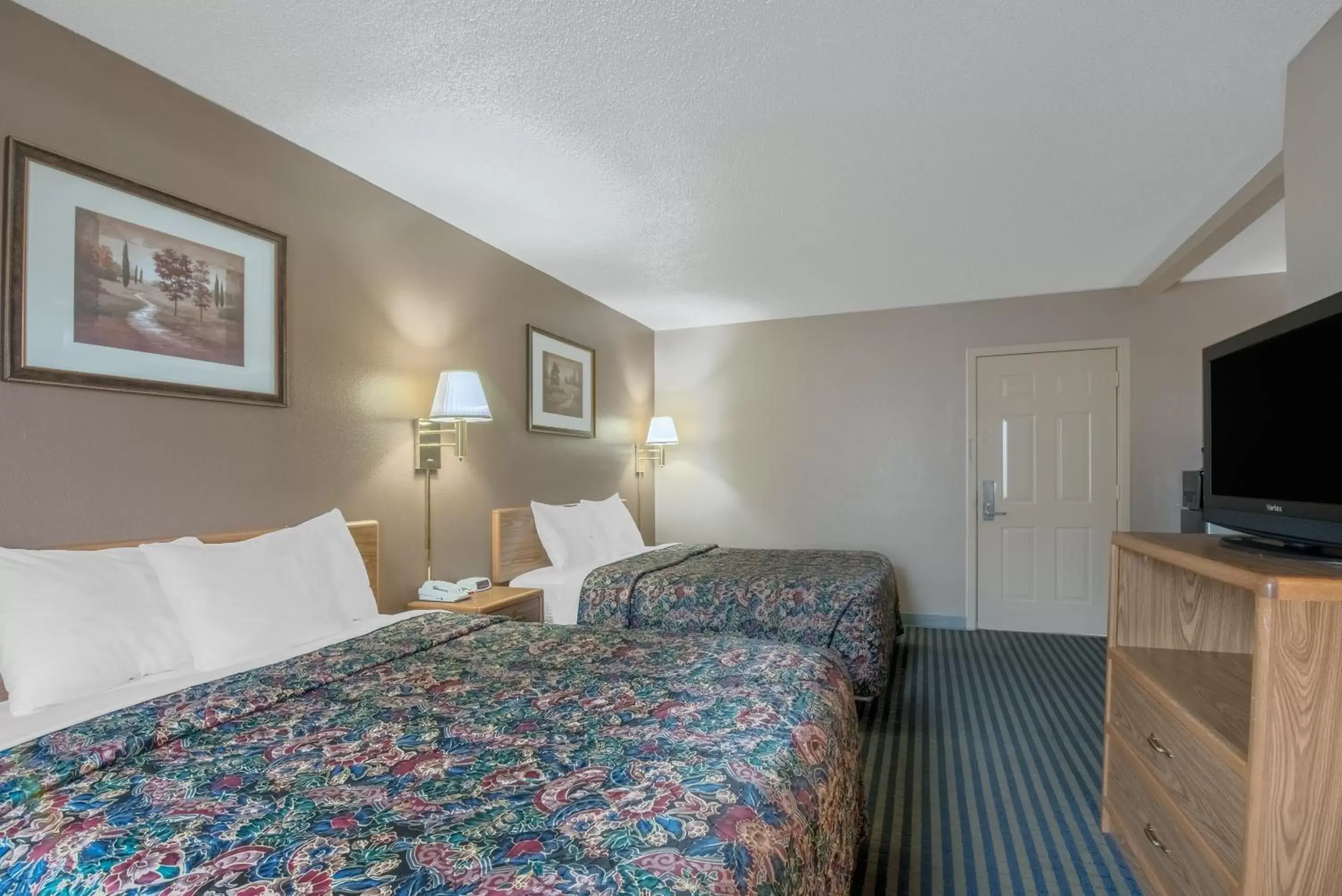 Bedroom, Room Photo in Days Inn by Wyndham Jamestown