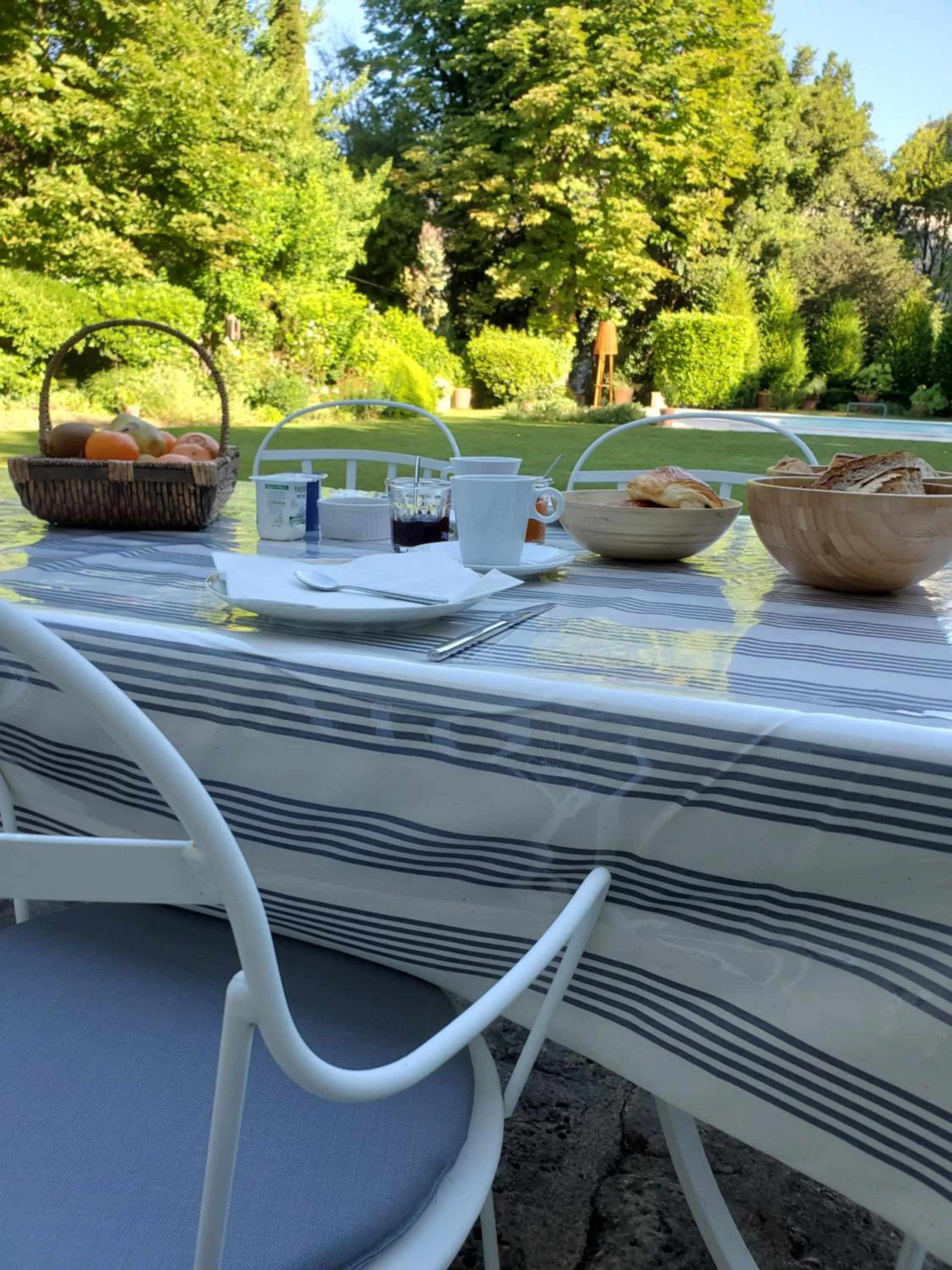 Breakfast, Swimming Pool in Logis des Tourelles