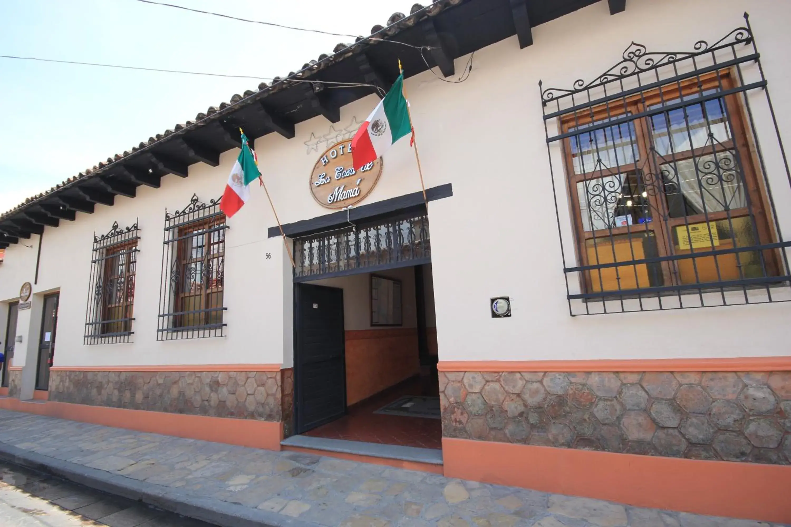 Facade/entrance, Property Building in Hotel La Casa de Mamá