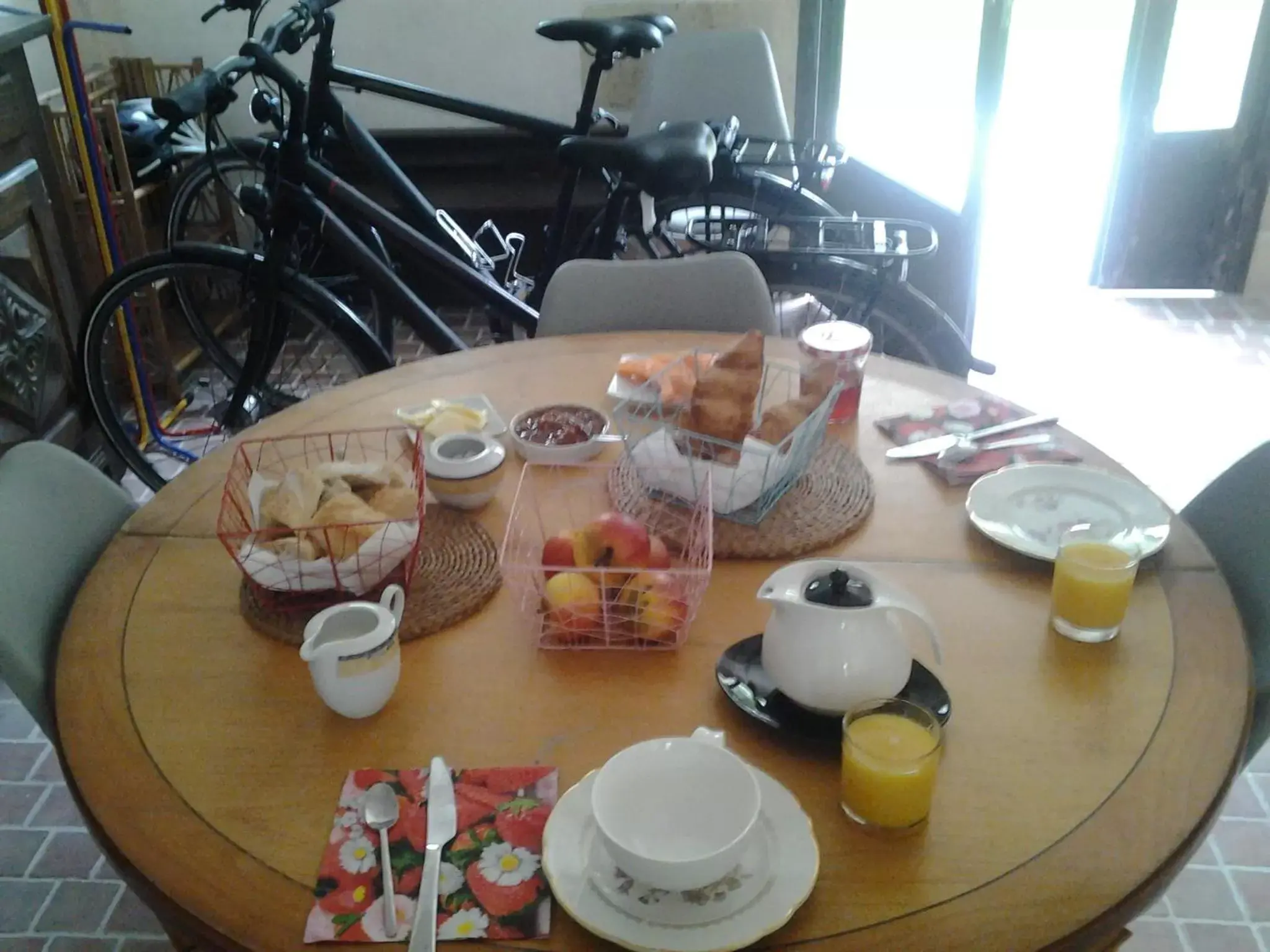 Continental breakfast in Au Vélo dans l'Arbre