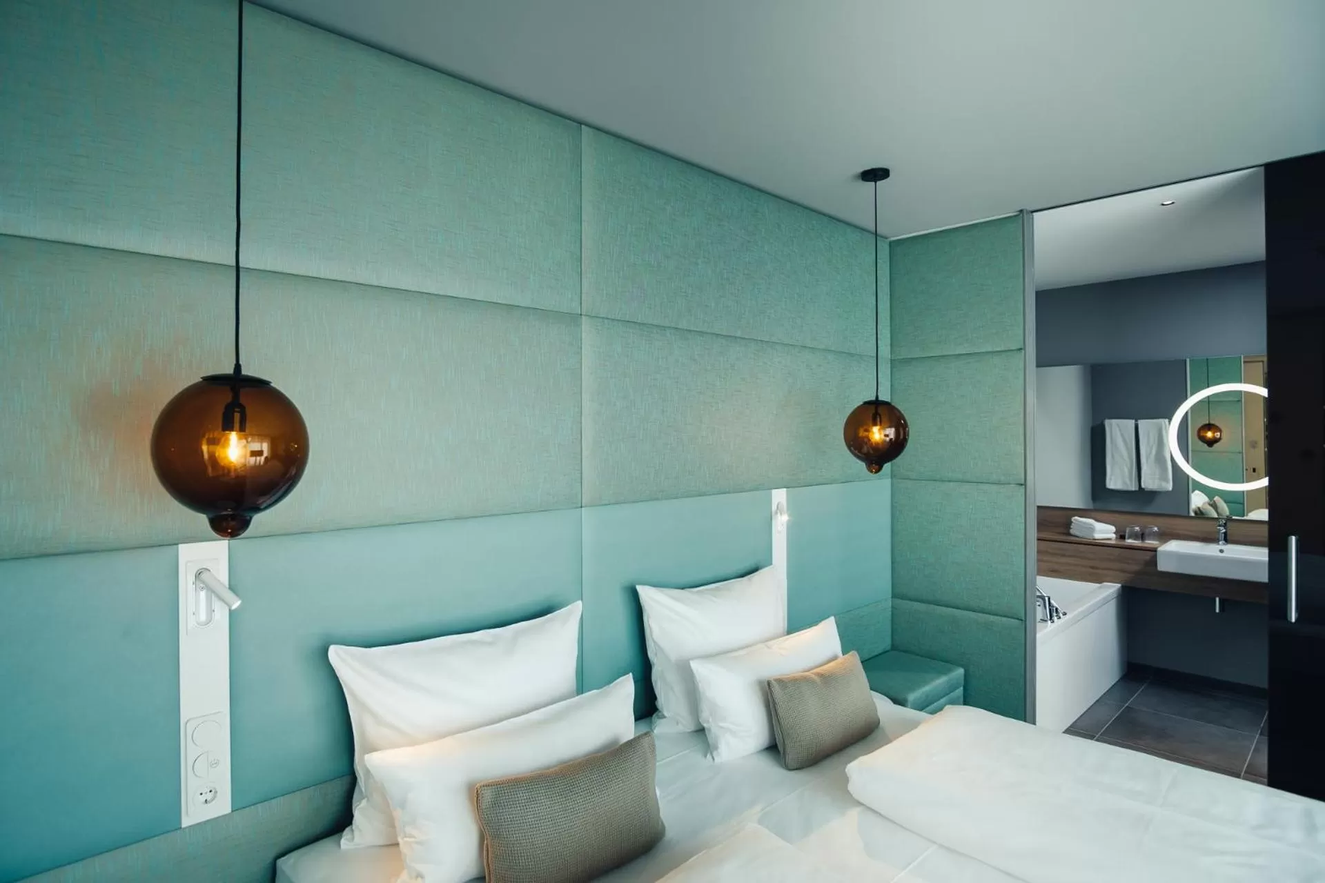 Bathroom, Bed in VILOTEL - Hotel & Restaurant