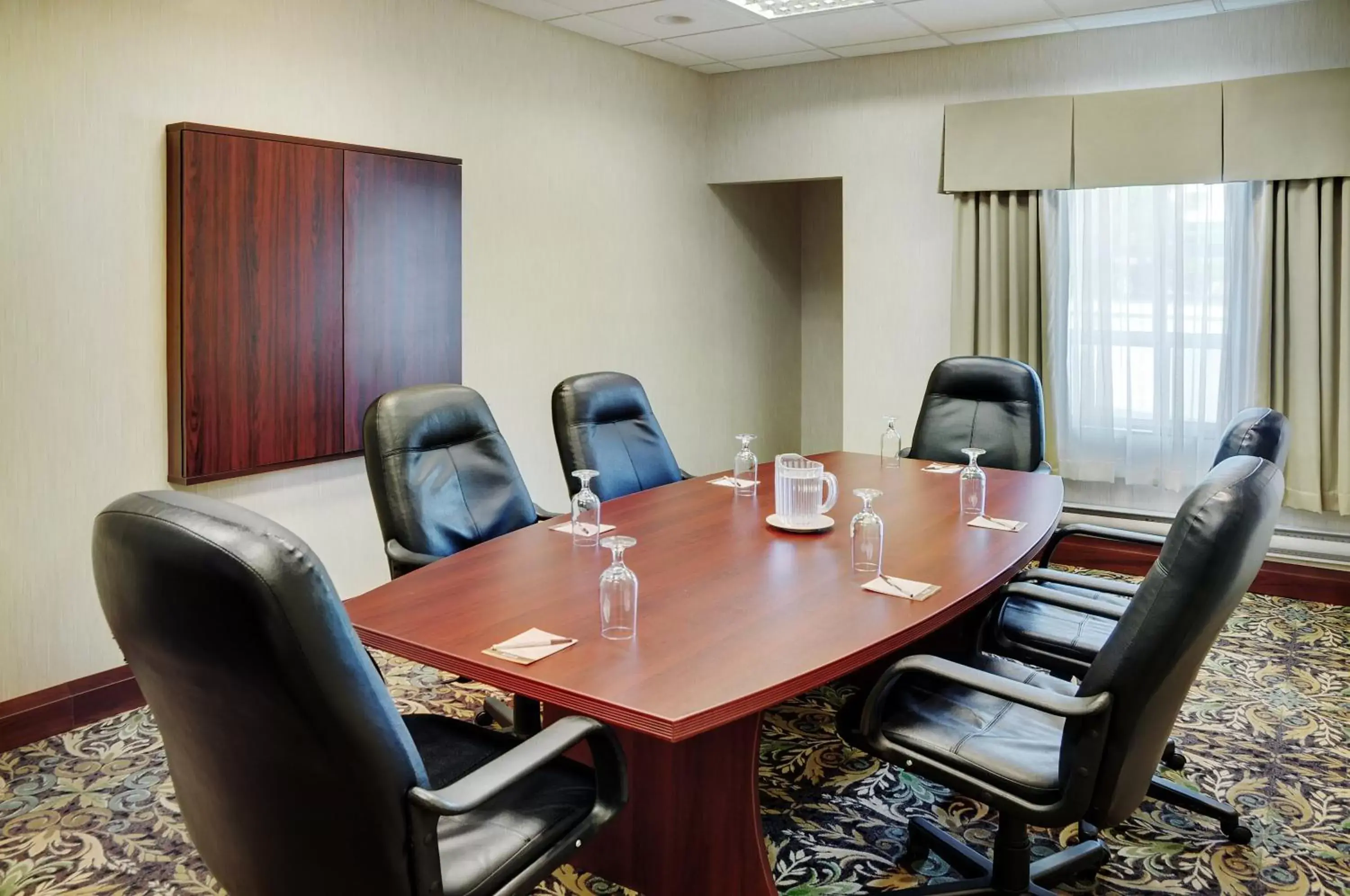 Meeting/conference room in Staybridge Suites Oakville Burlington, an IHG Hotel