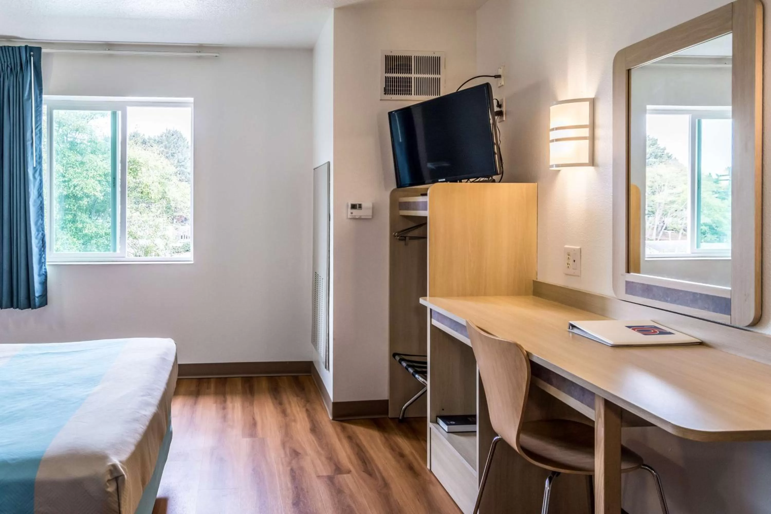 TV and multimedia, Bed in Motel 6-Lincoln City, OR