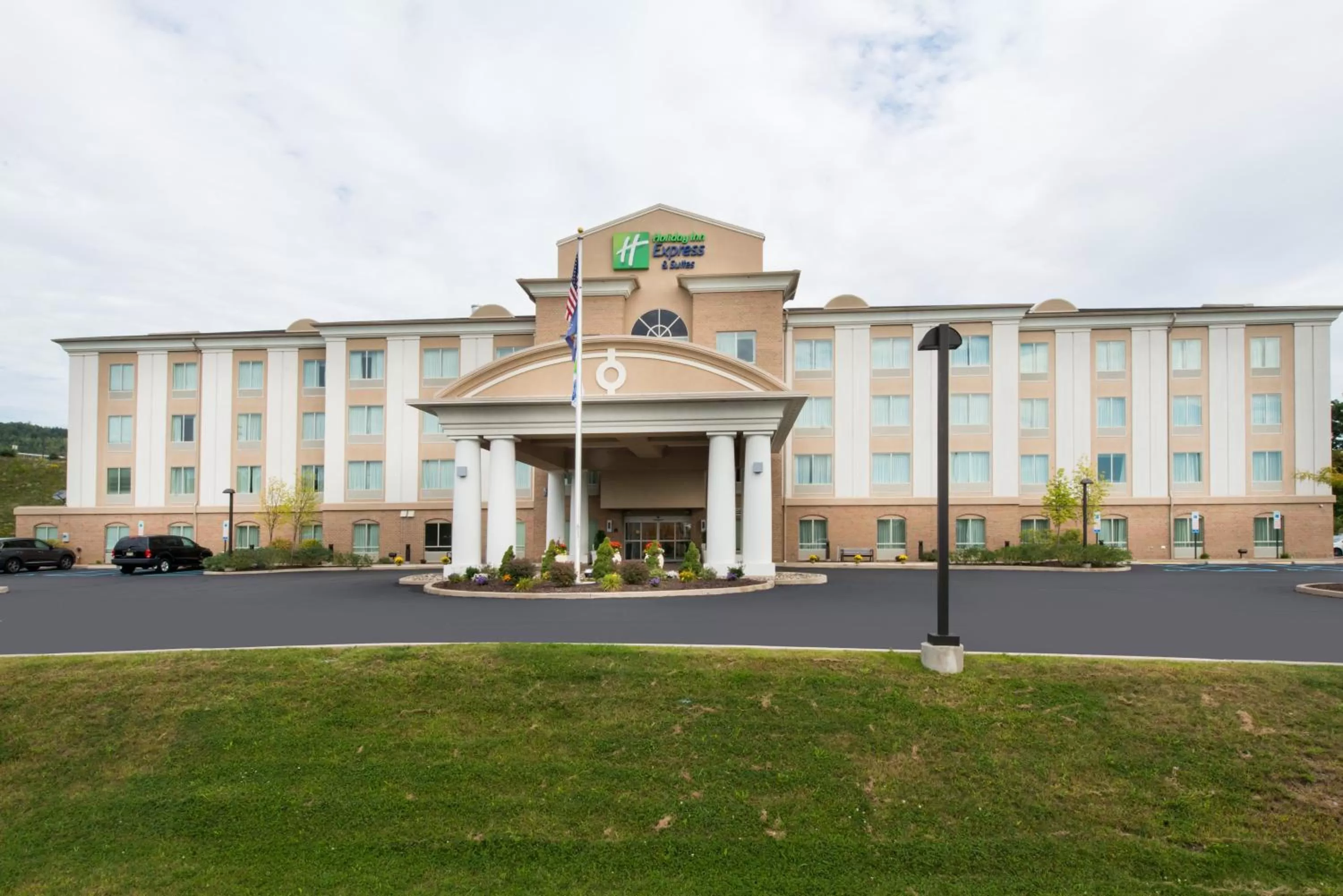 Property building in Holiday Inn Express and Suites Dickson City by IHG